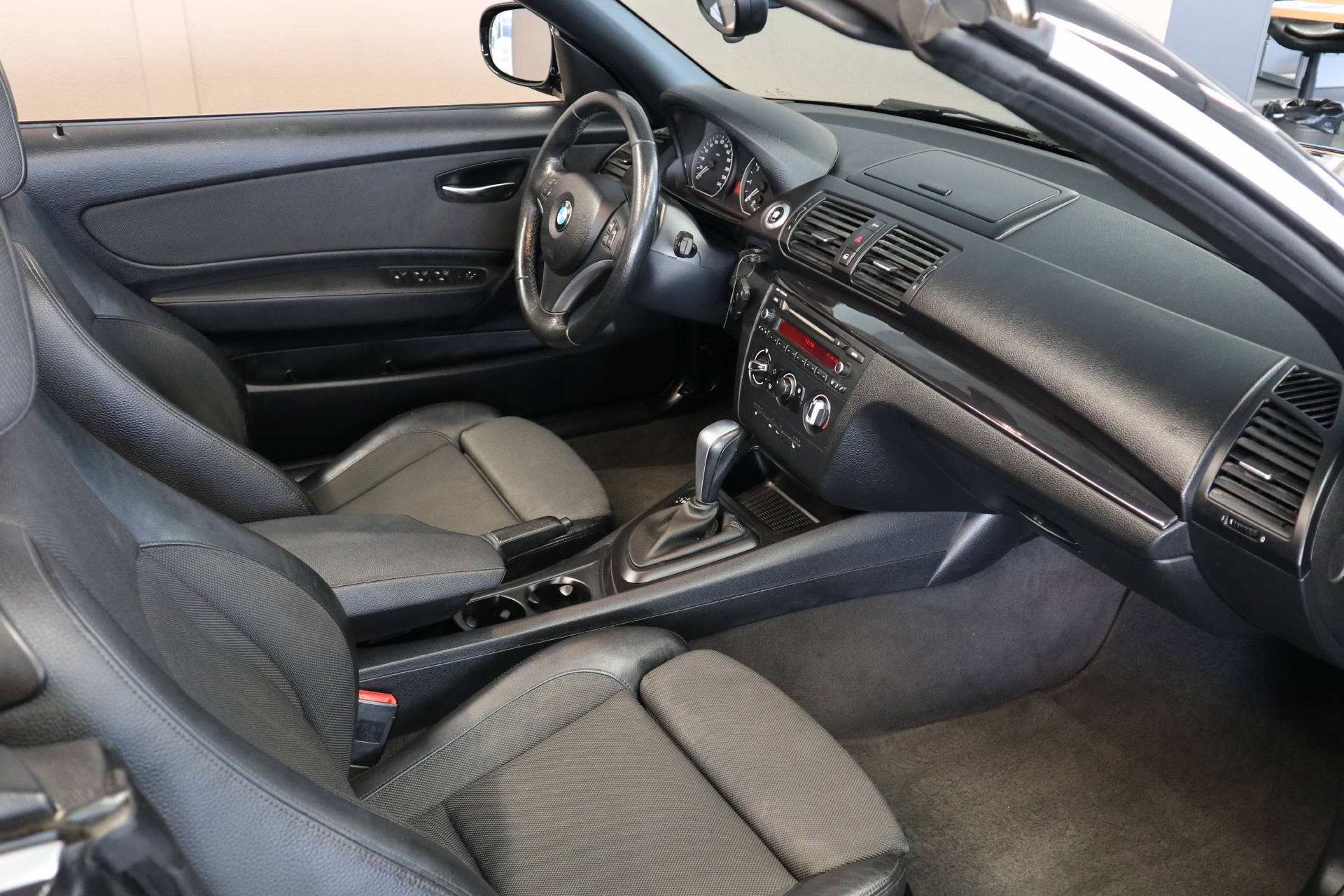 BMW 118i Cabrio-image-8