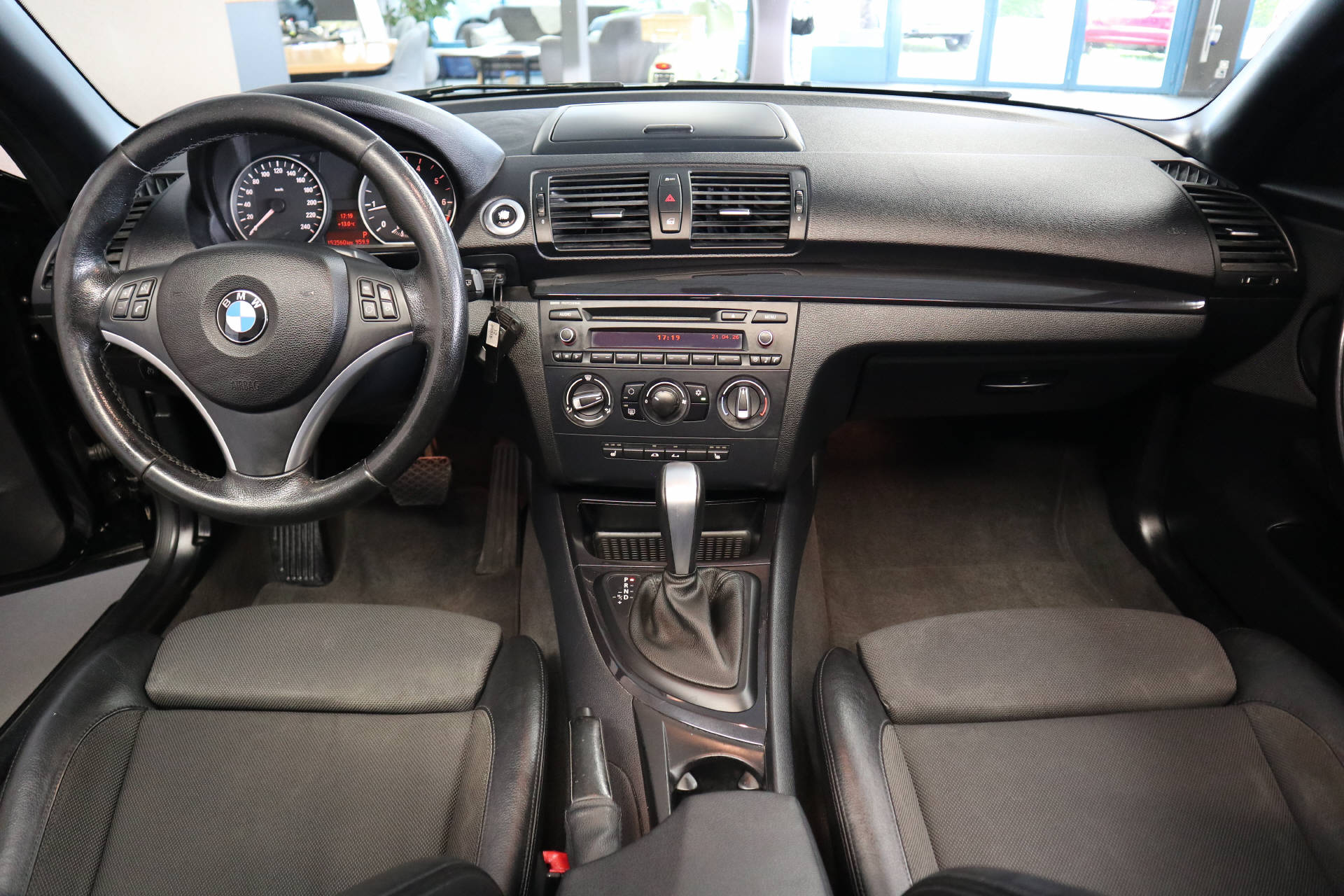 BMW 118i Cabrio-image-13