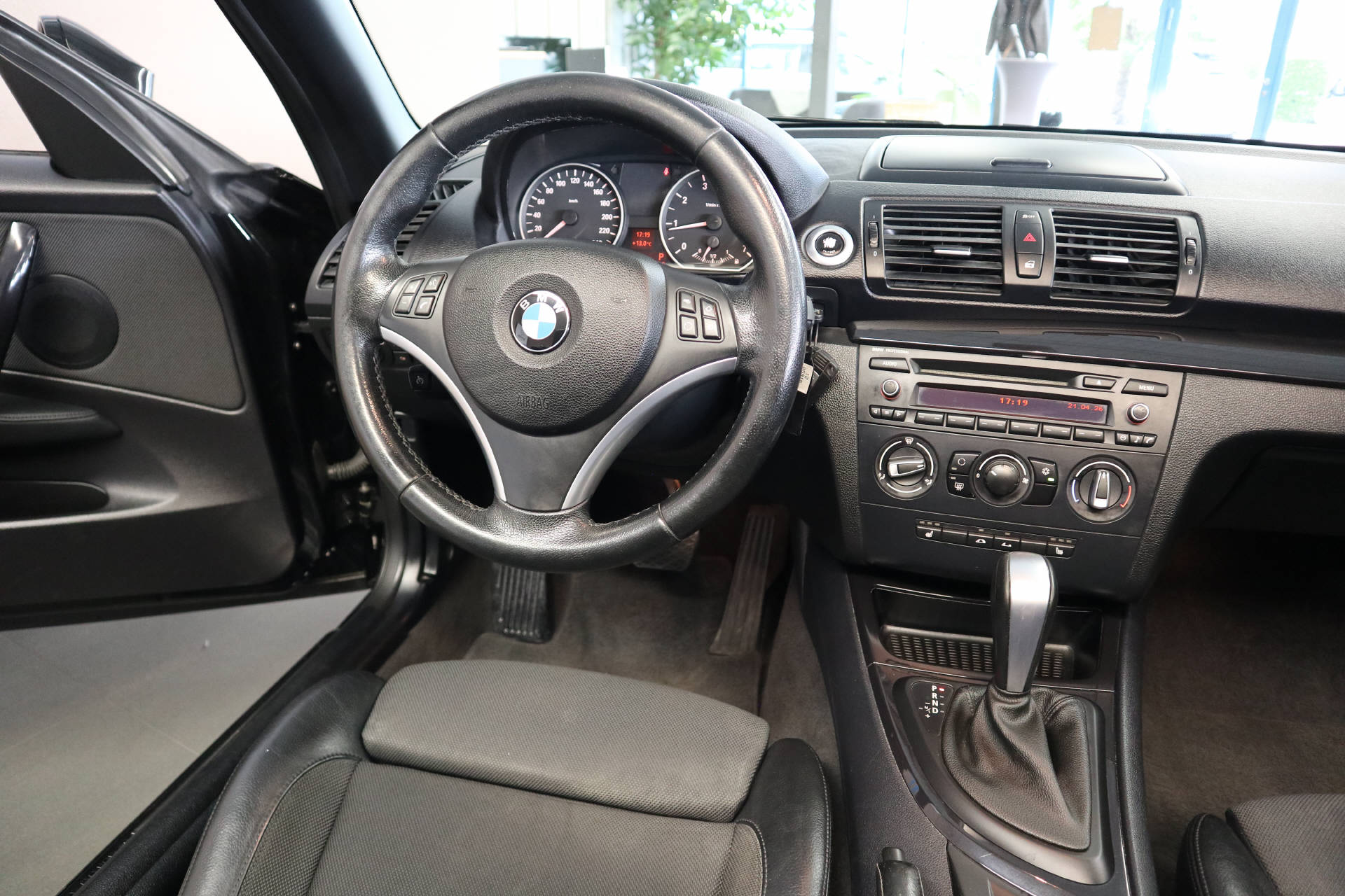 BMW 118i Cabrio-image-12