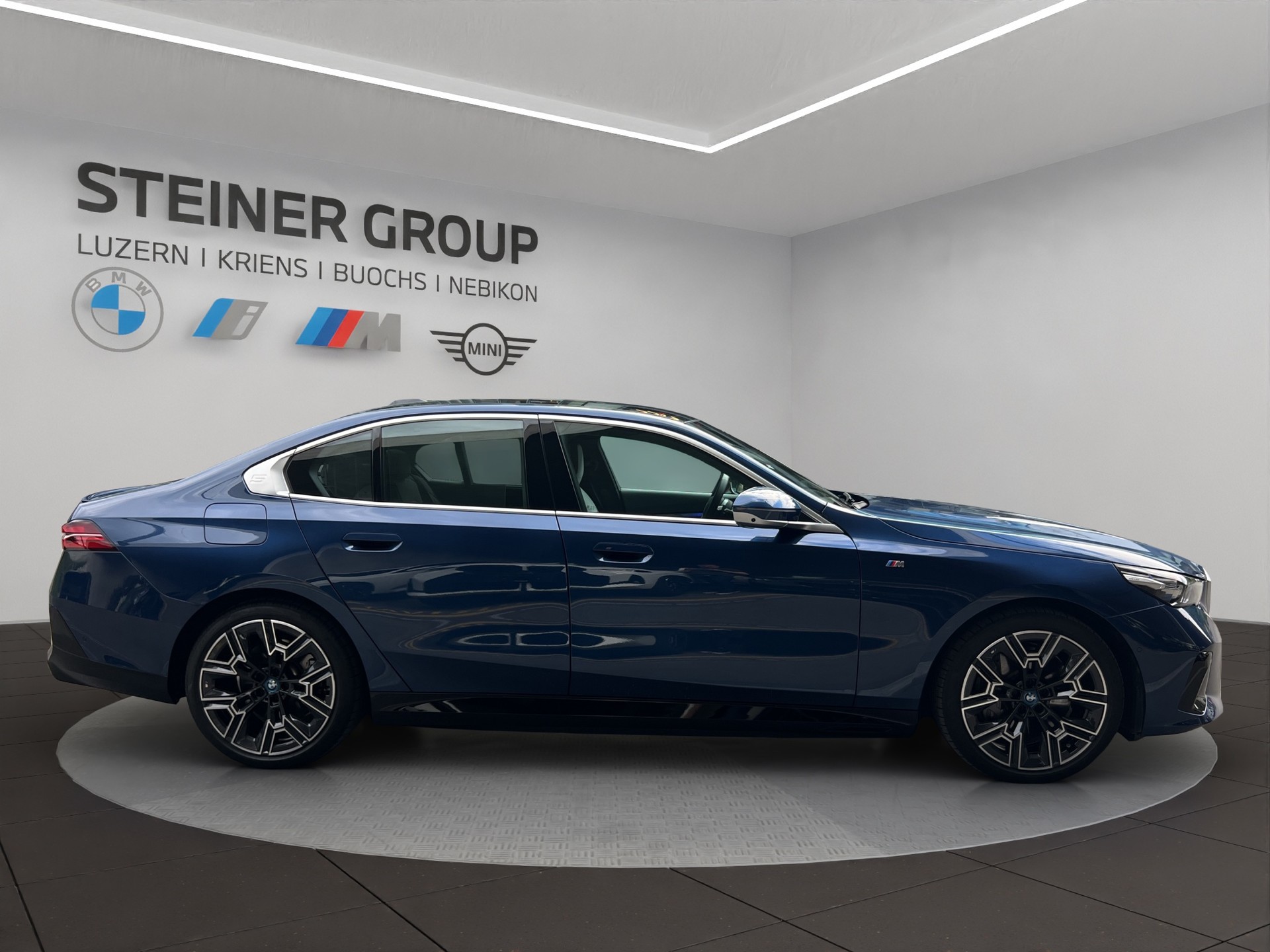 BMW 550e xDrive M Sport Steptronic-image-4