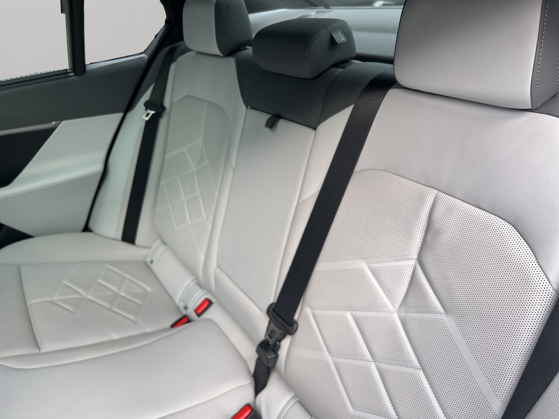 BMW 550e xDrive M Sport Steptronic-image-19
