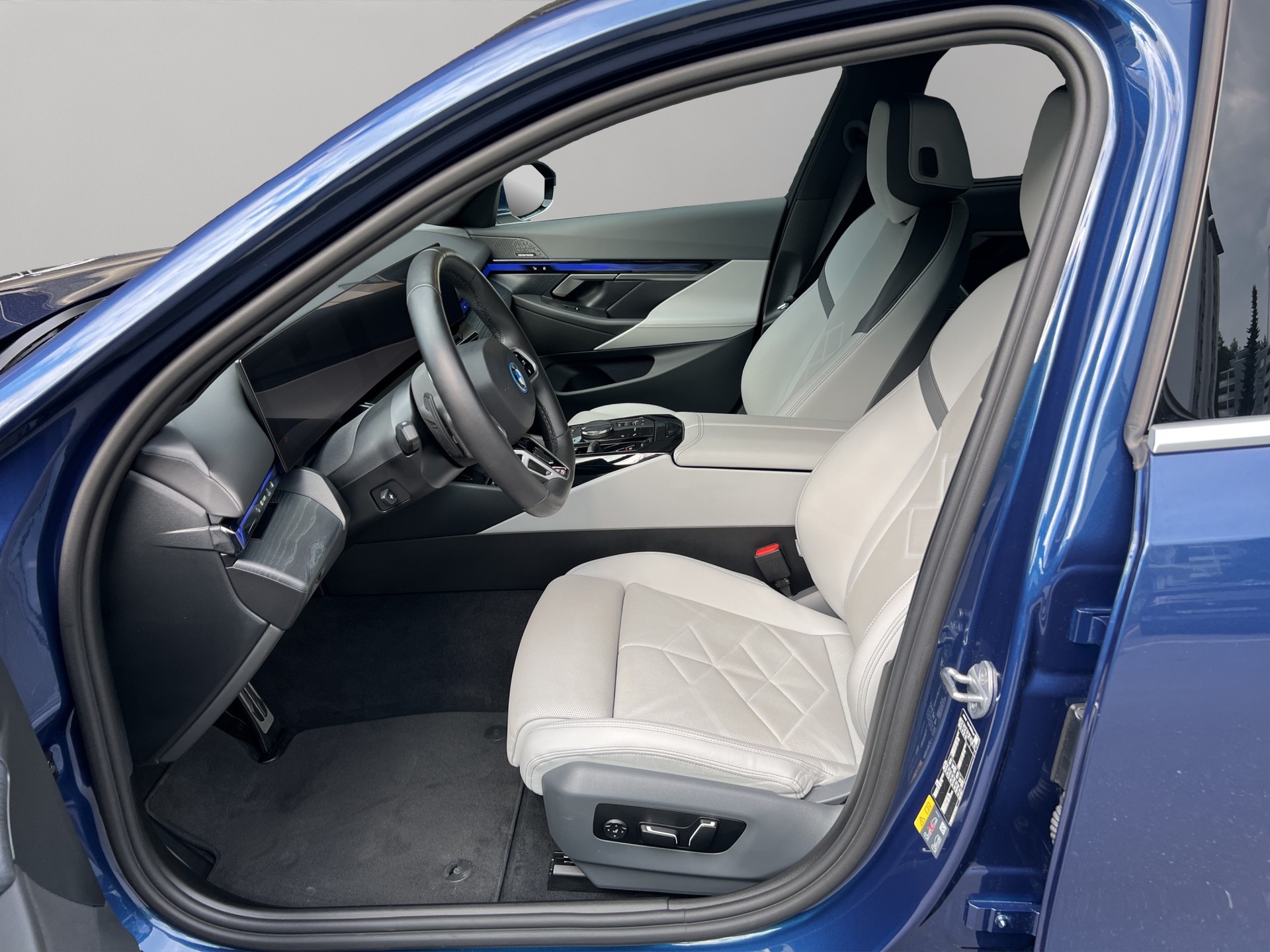 BMW 550e xDrive M Sport Steptronic-image-11