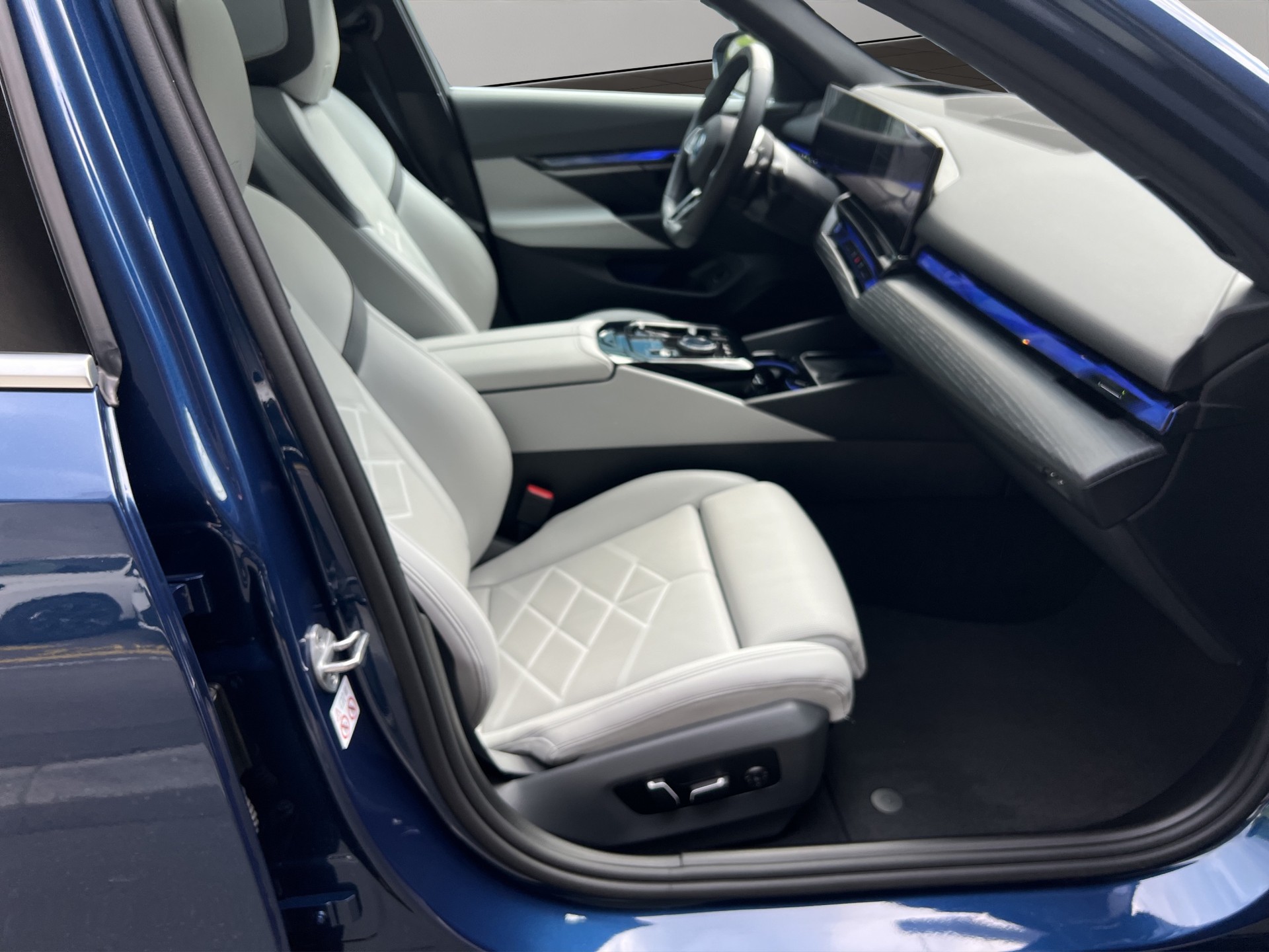 BMW 550e xDrive M Sport Steptronic-image-21