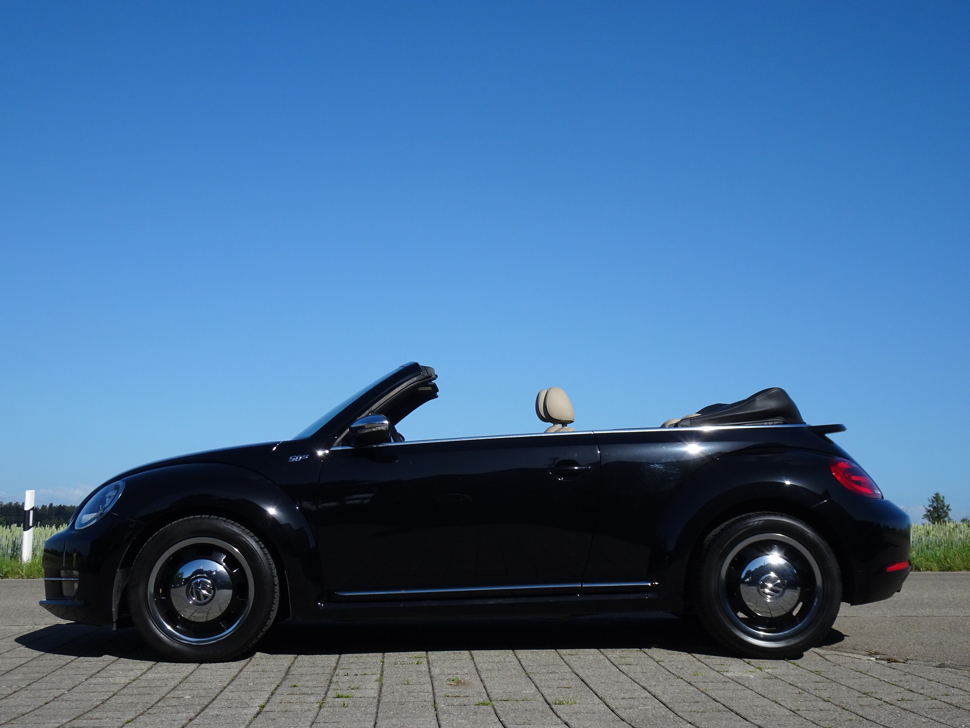 VW Beetle Cabrio 1.2 TSI BMT Design 7 50s-Fiftis `The Stylish`-image-1