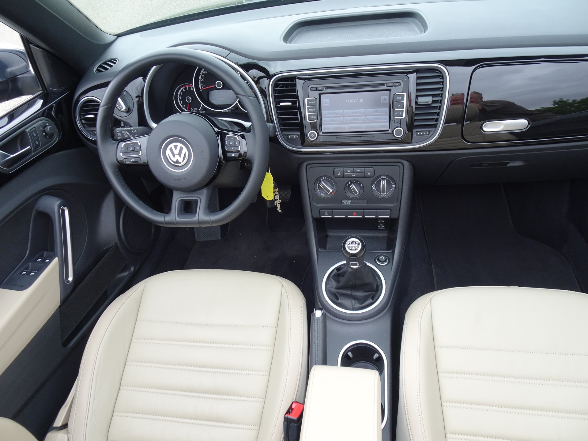 VW Beetle Cabrio 1.2 TSI BMT Design 7 50s-Fiftis `The Stylish`-image-9