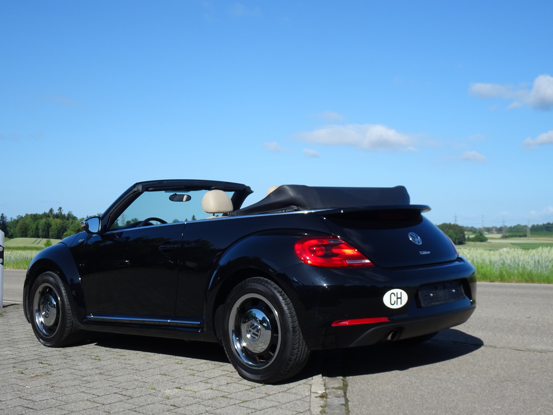 VW Beetle Cabrio 1.2 TSI BMT Design 7 50s-Fiftis `The Stylish`-image-2