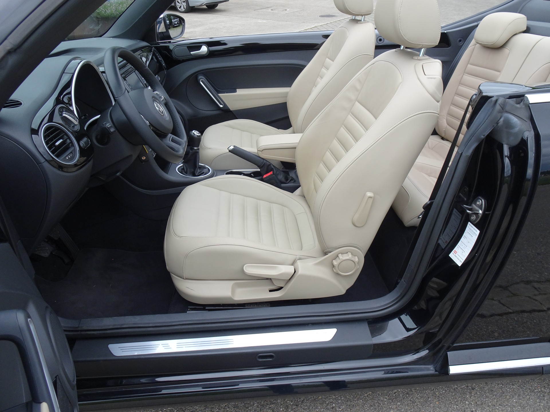 VW Beetle Cabrio 1.2 TSI BMT Design 7 50s-Fiftis `The Stylish`-image-10