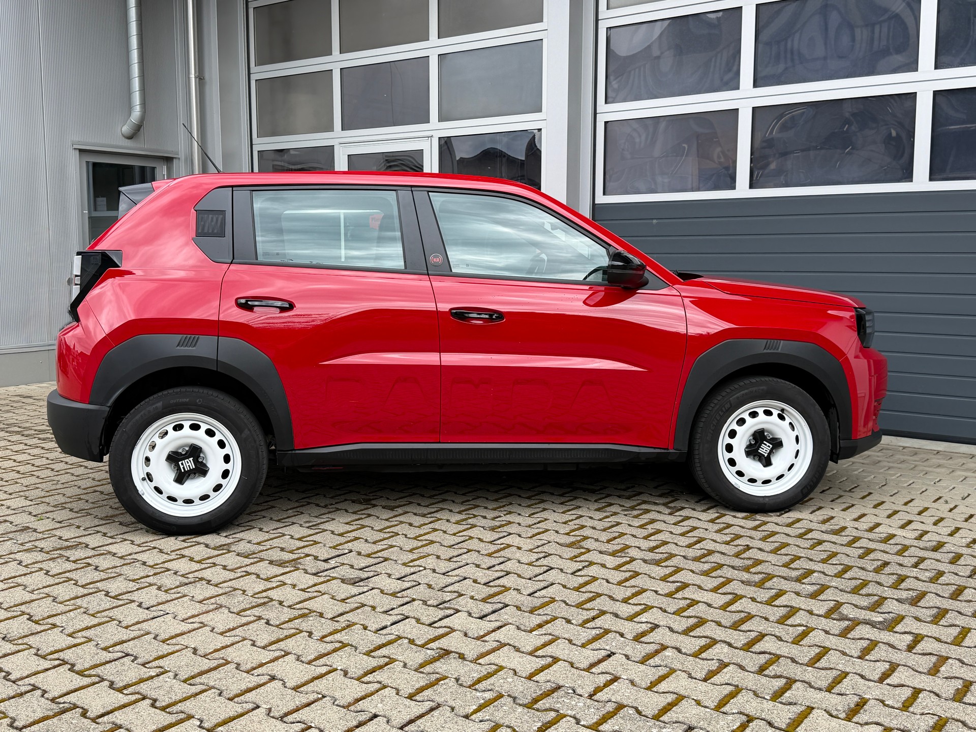 FIAT Grande Panda Red-showroom-element-2