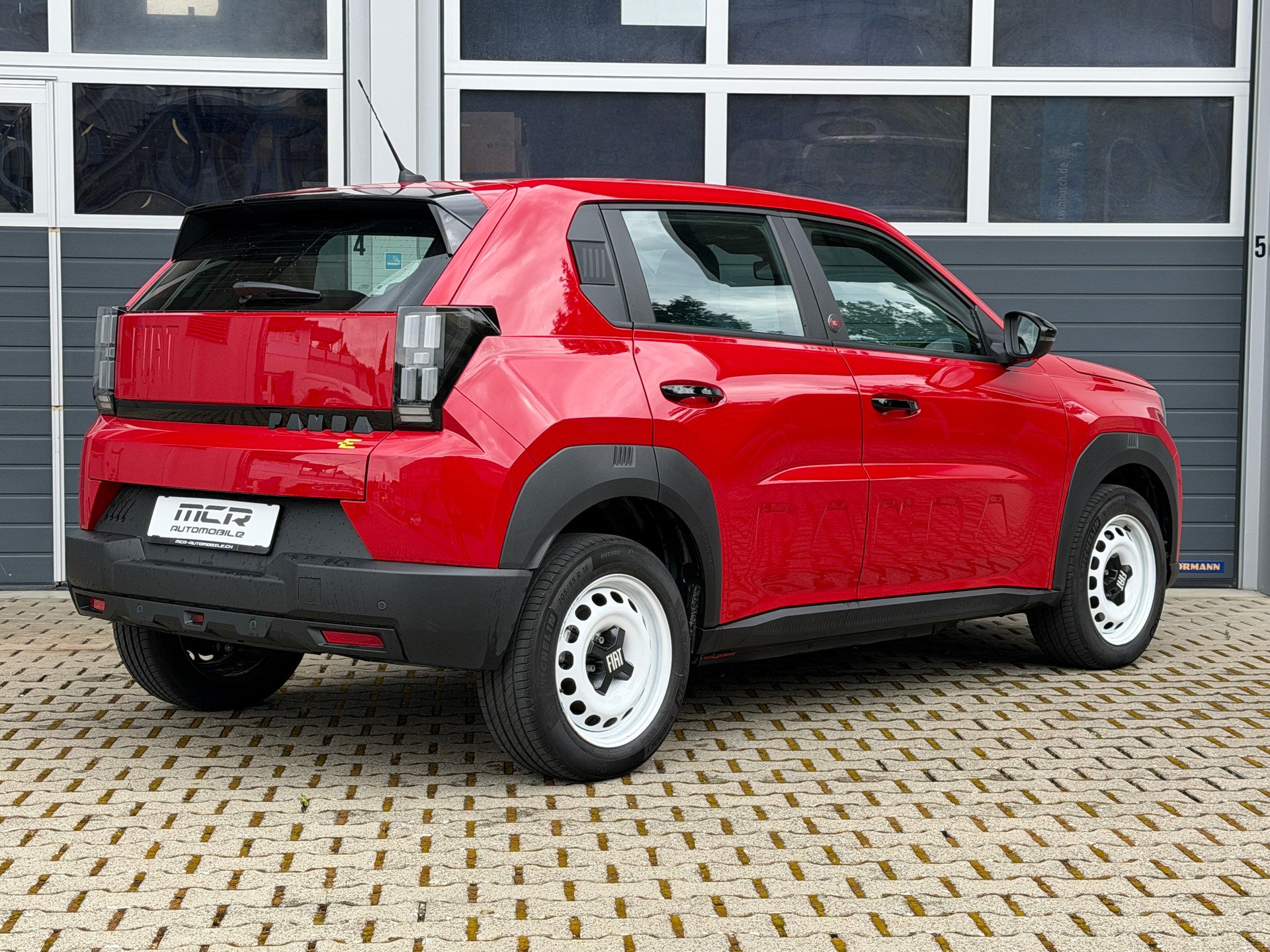 FIAT Grande Panda Red-showroom-element-1