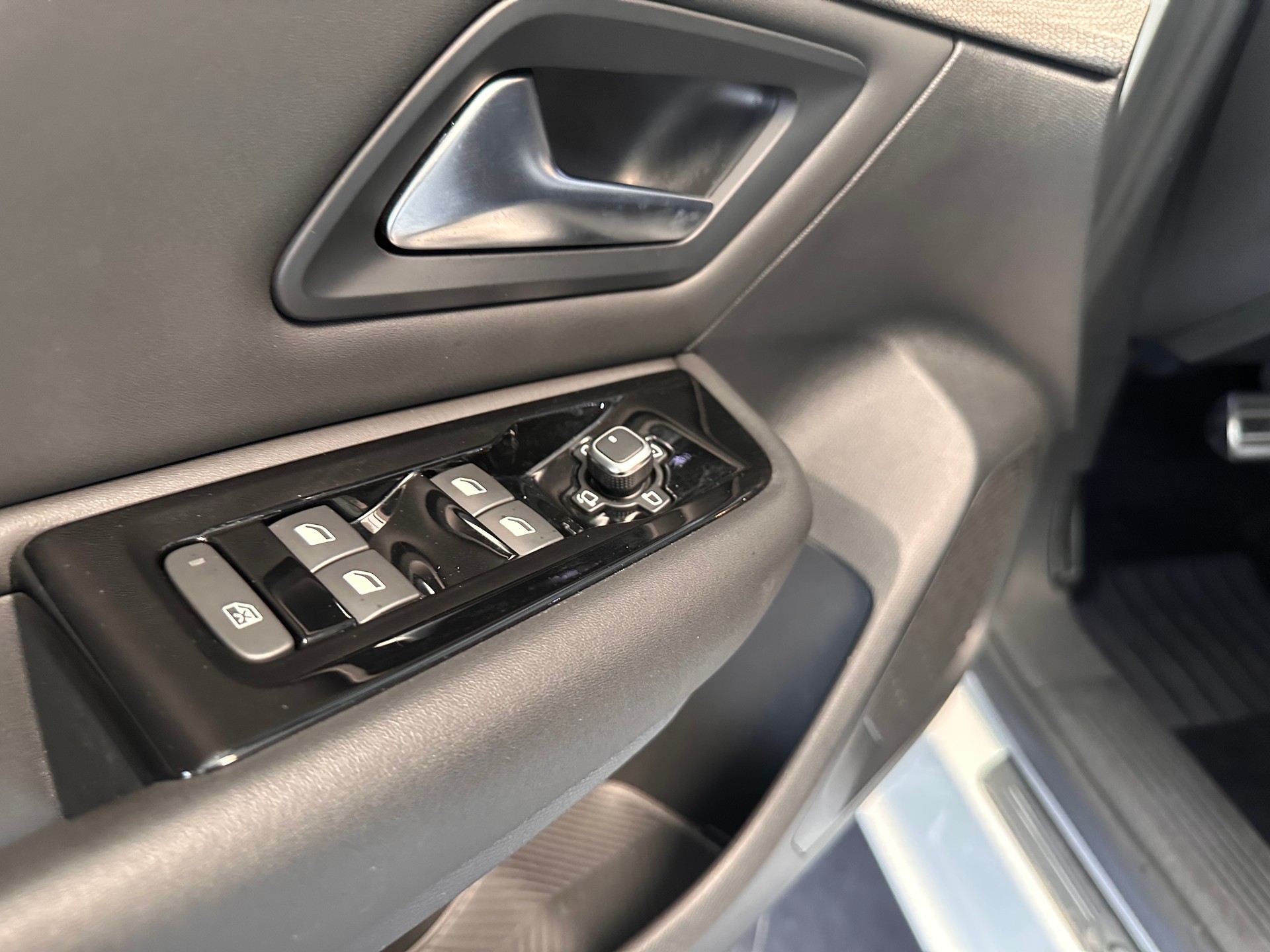 CITROEN C5 X 1.6 Plug-in Hybrid Shine Pack-image-11