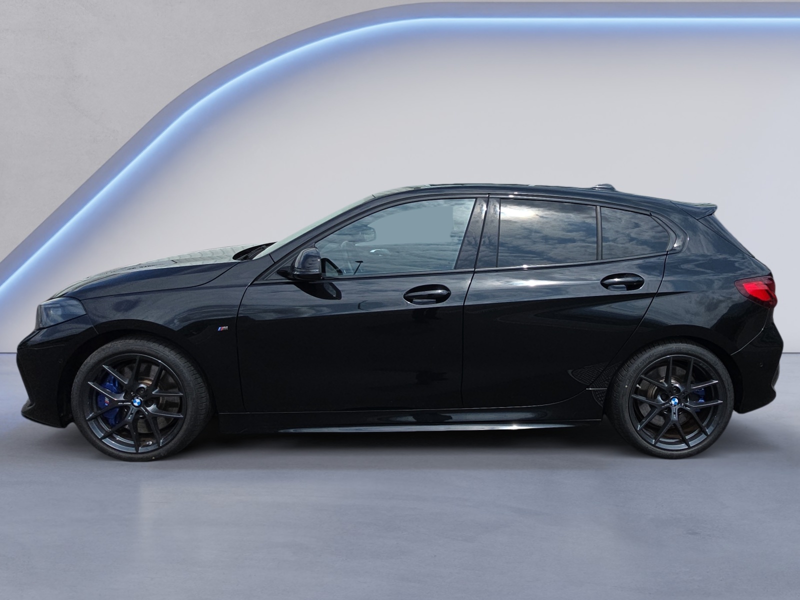 BMW M135i xDrive-showroom-element-1