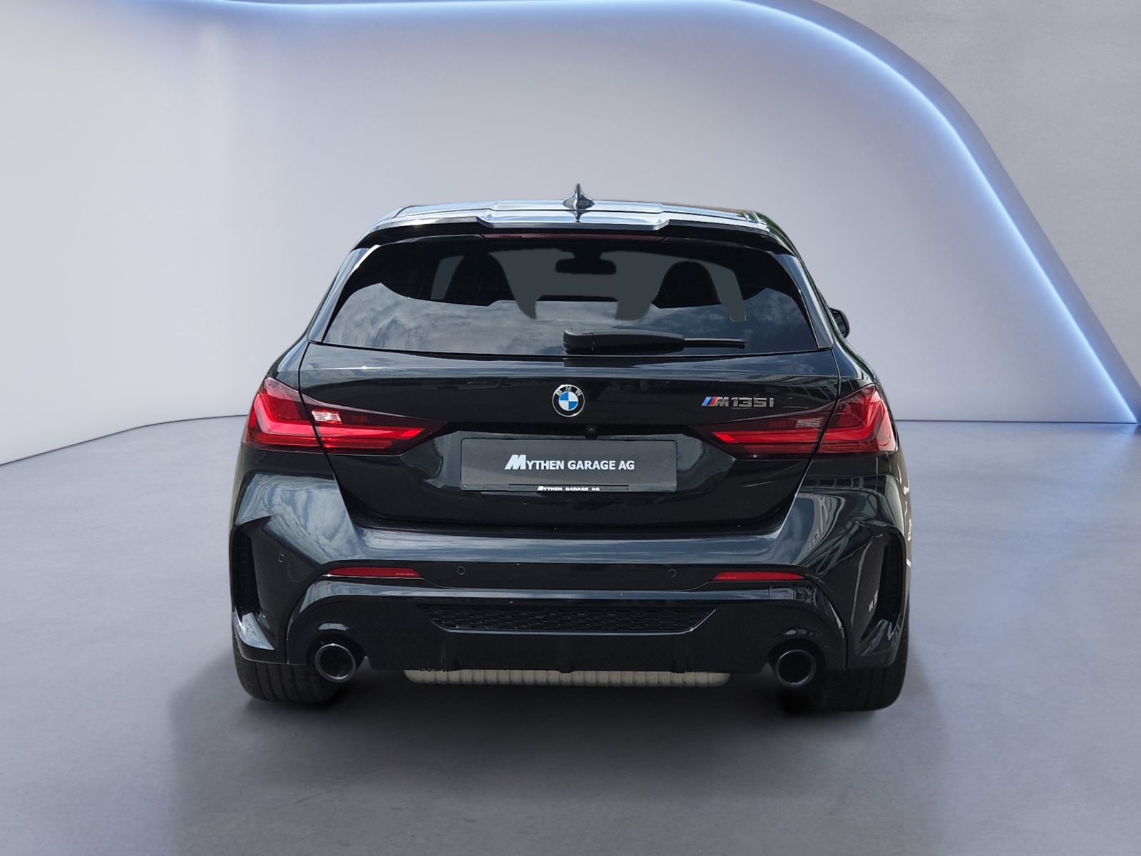 BMW M135i xDrive-showroom-element-3
