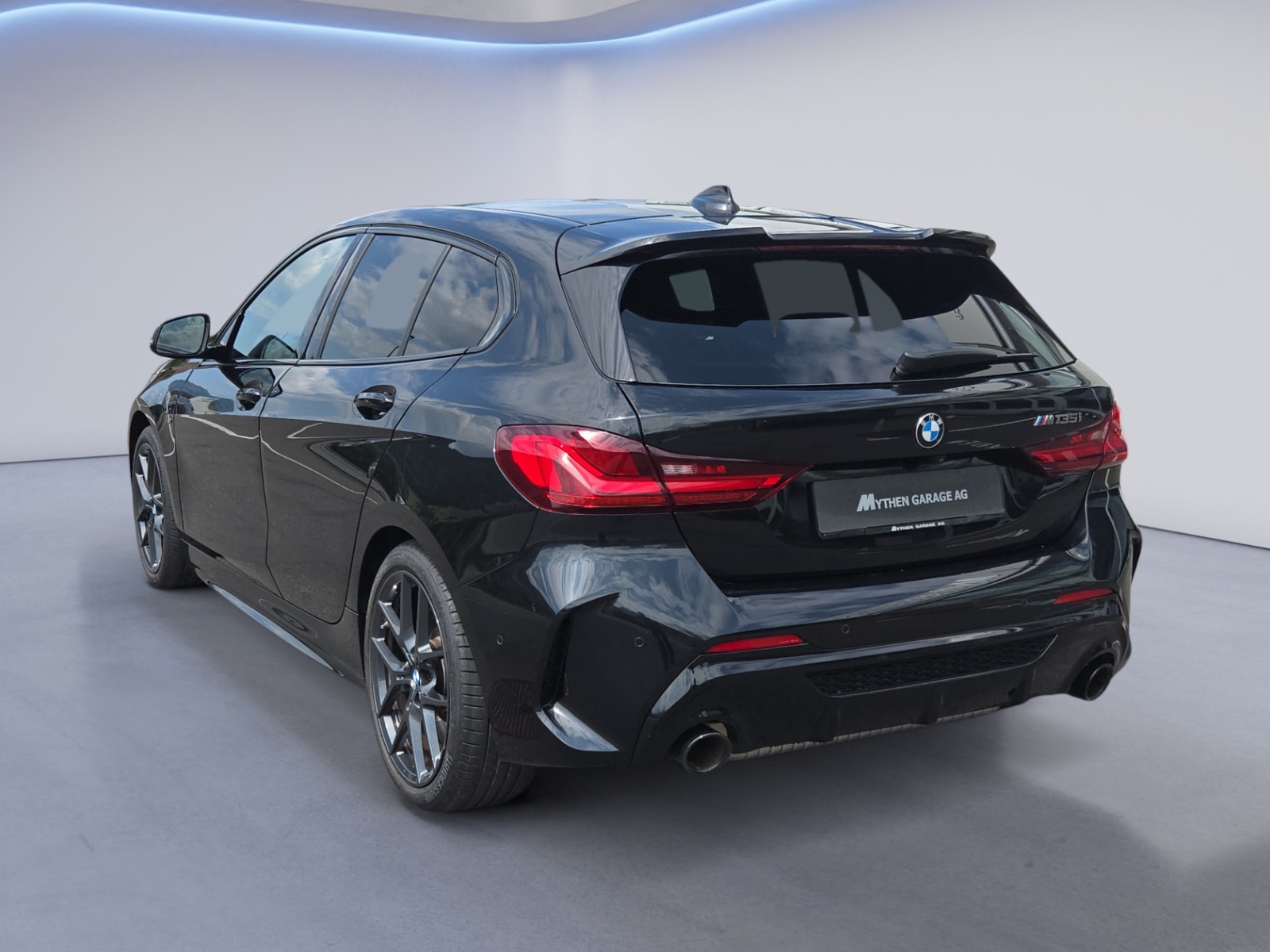 BMW M135i xDrive-showroom-element-2