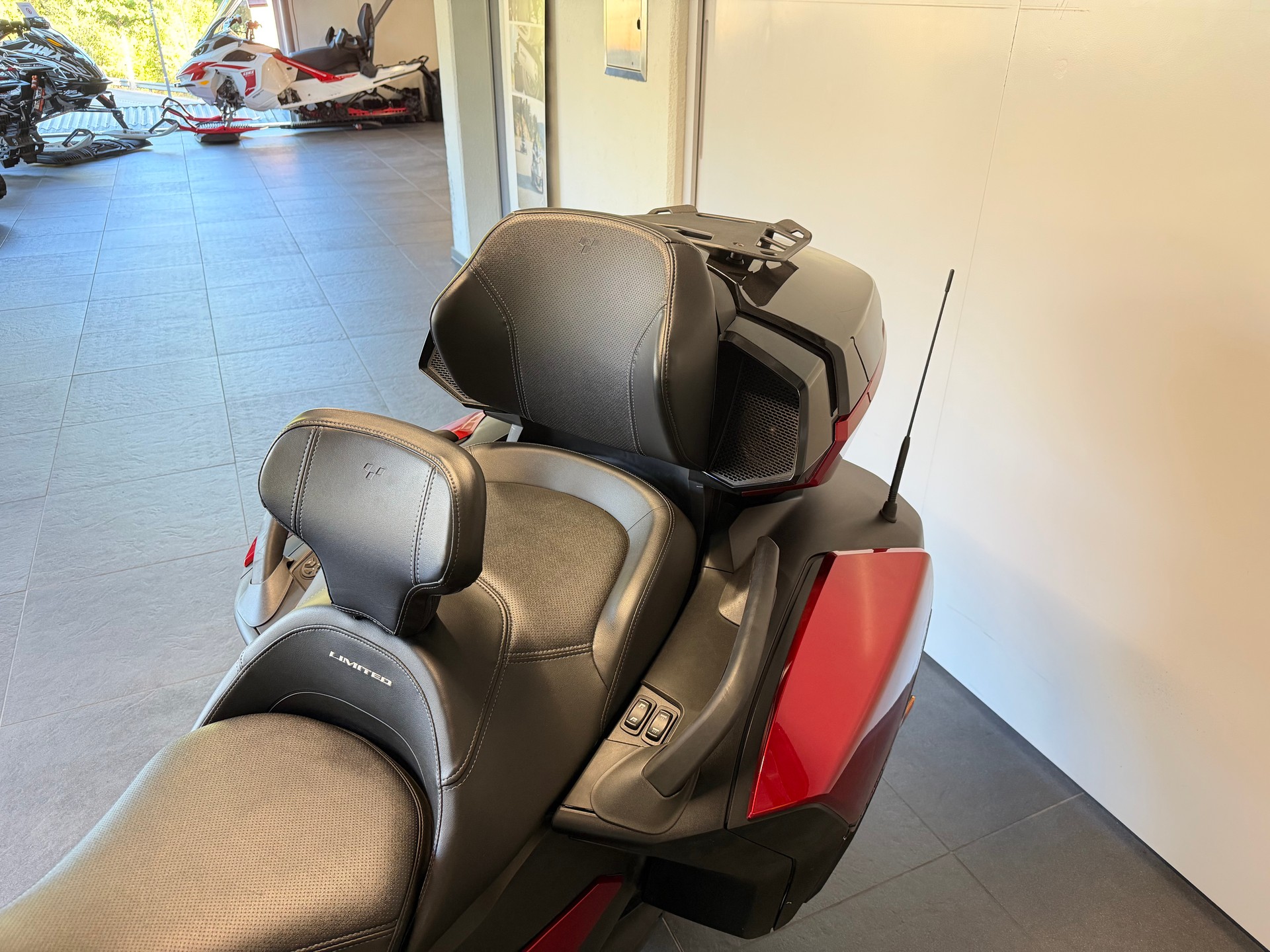 CAN-AM Spyder RT-LTD Dark Edition SE6-showroom-element-2