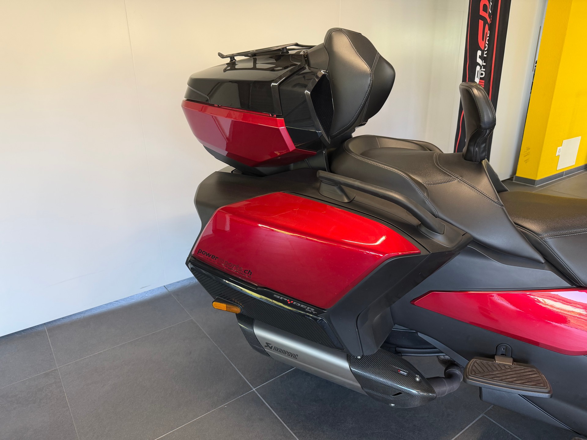 CAN-AM Spyder RT-LTD Dark Edition SE6-showroom-element-3