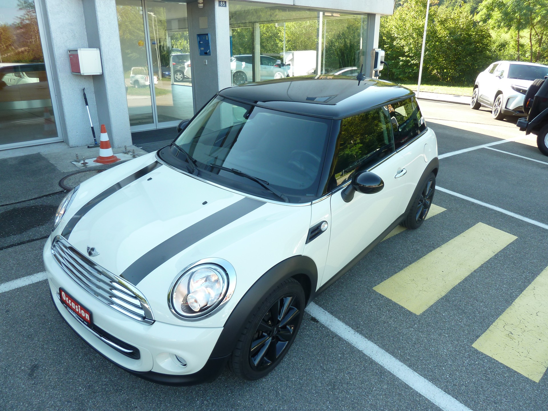 MINI Cooper-showroom-element-2