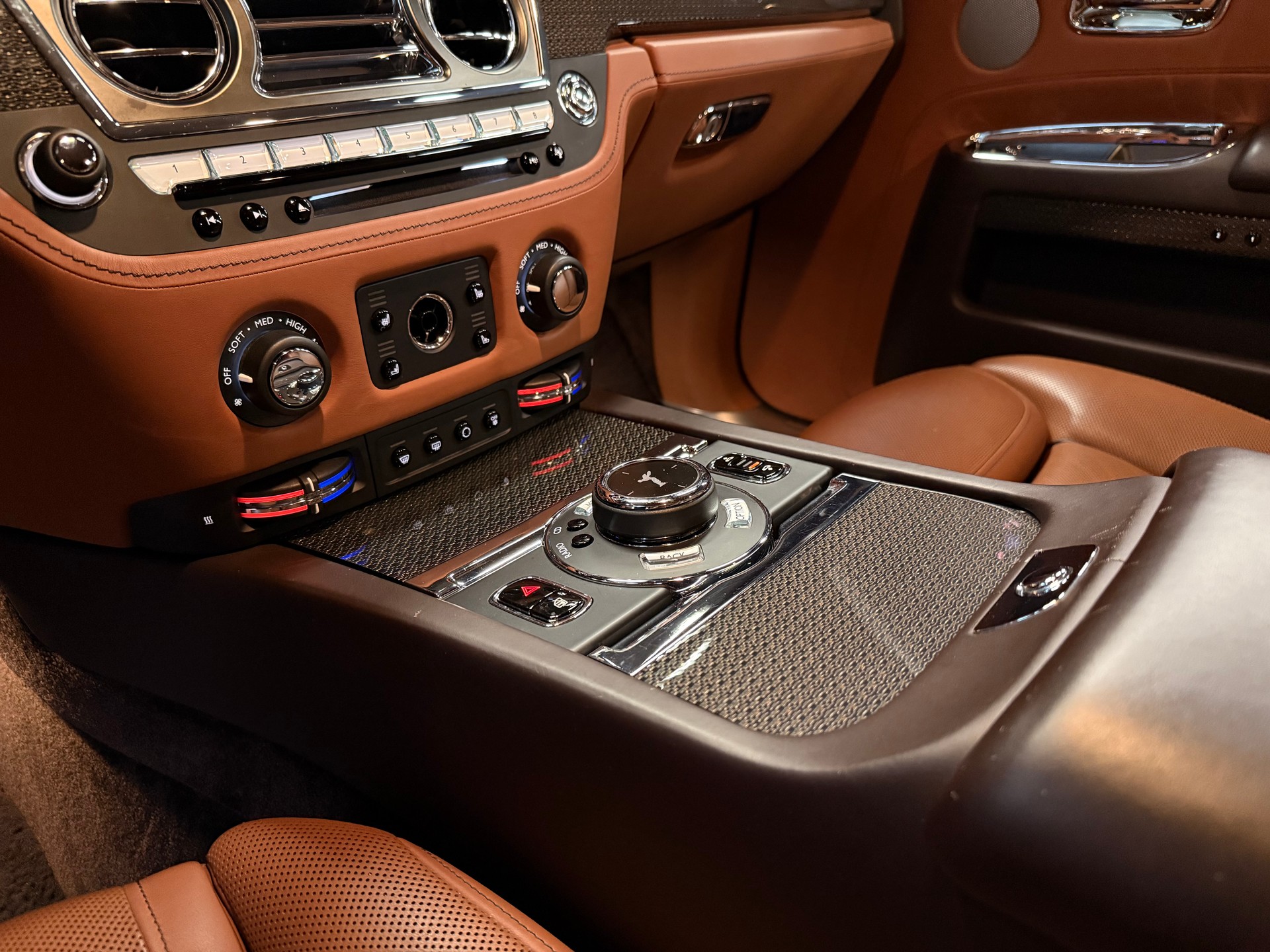 ROLLS-ROYCE Ghost 6.6 V12 Black Badge / ** Facelift / CH Fahrzeug **-image-15