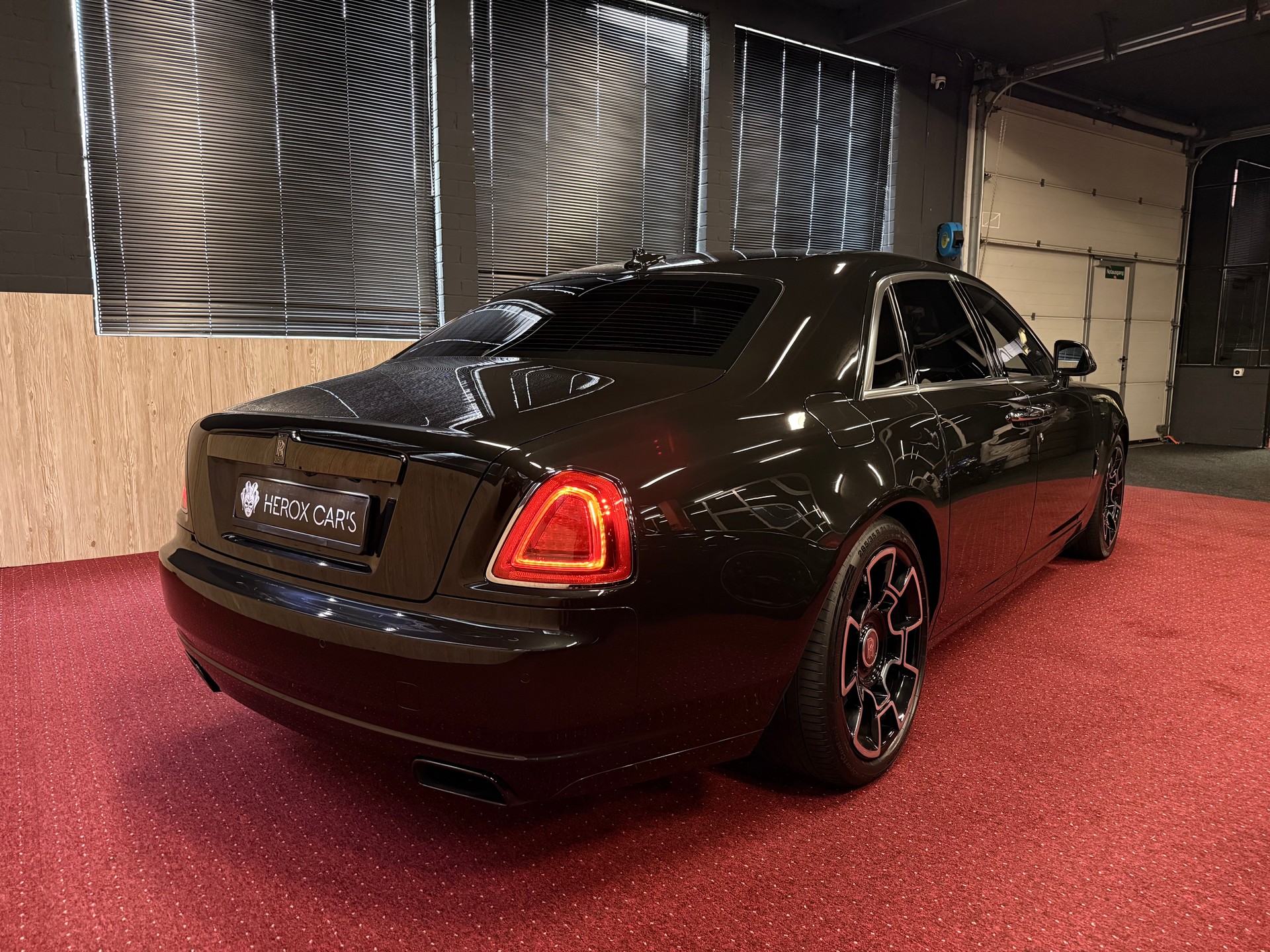 ROLLS-ROYCE Ghost 6.6 V12 Black Badge / ** Facelift / CH Fahrzeug **-image-9