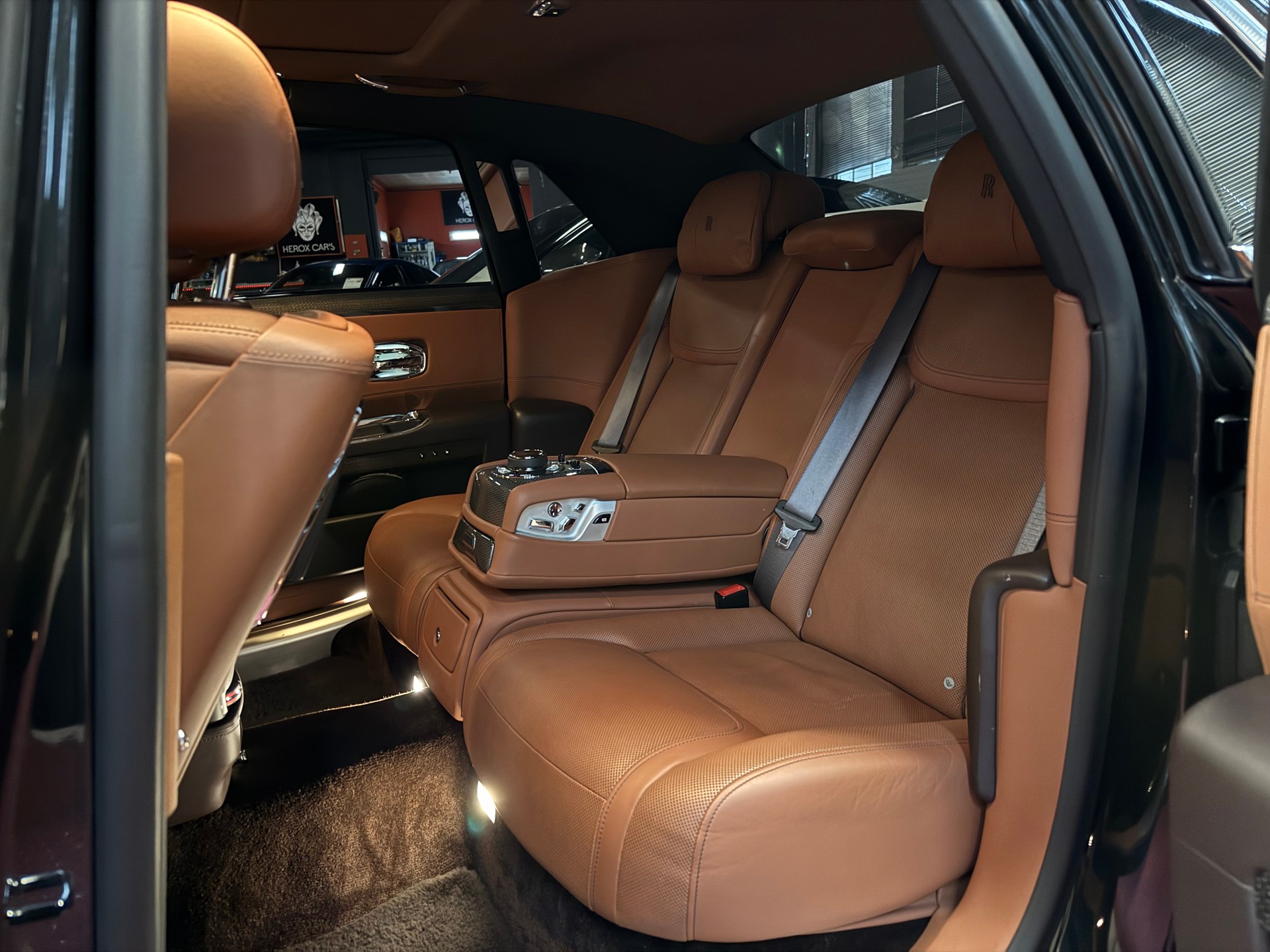 ROLLS-ROYCE Ghost 6.6 V12 Black Badge / ** Facelift / CH Fahrzeug **-image-19