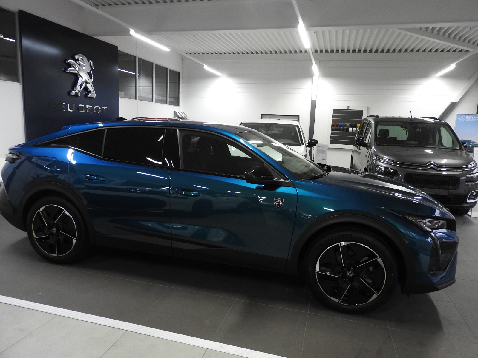 PEUGEOT 408 1.6 PHEV 225 GT-image-3