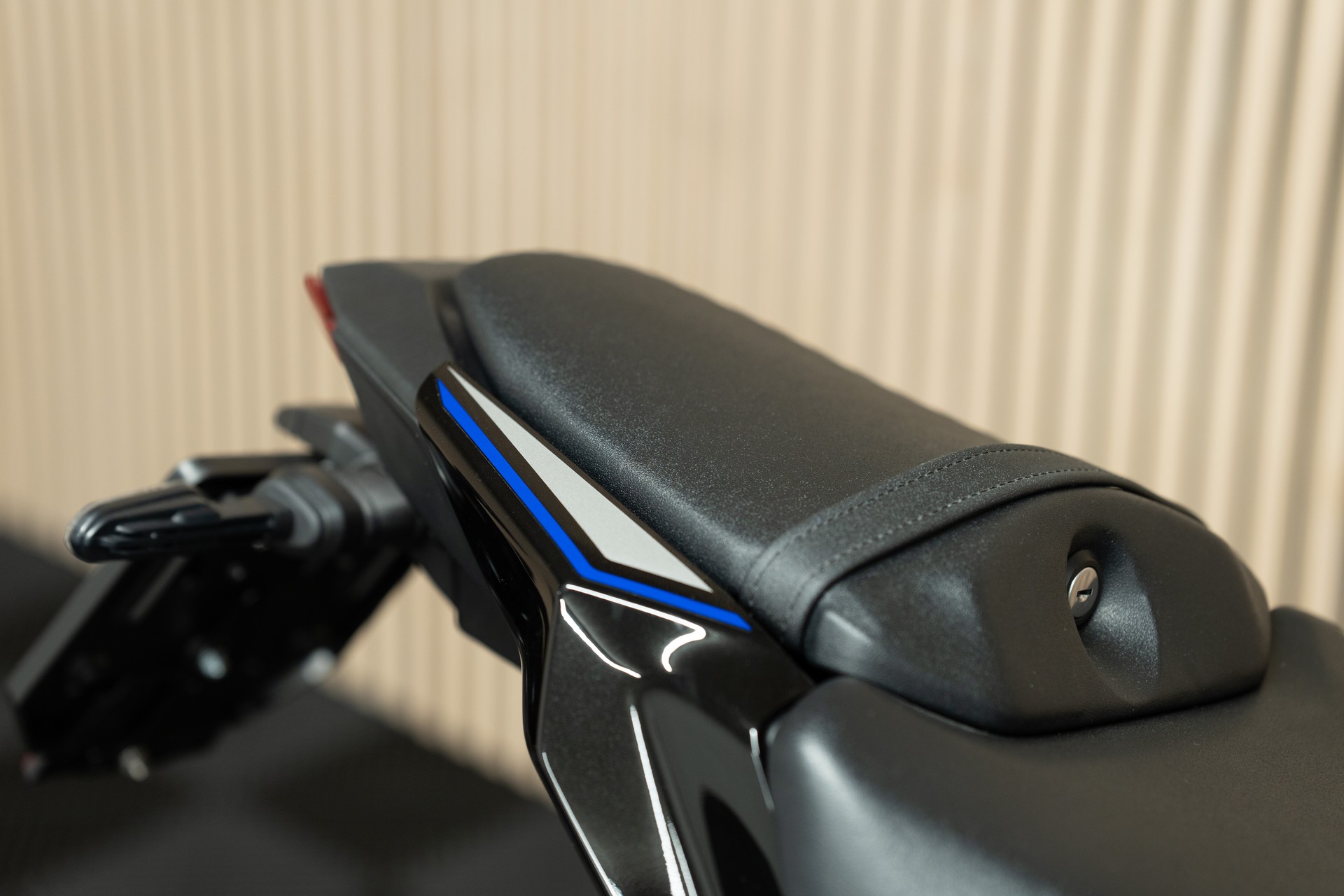 YAMAHA MT-09 SP mit Kurzheck, Lenkerendspiegeln, Windschild und CNC Brems- & Kupplungshebel-image-2