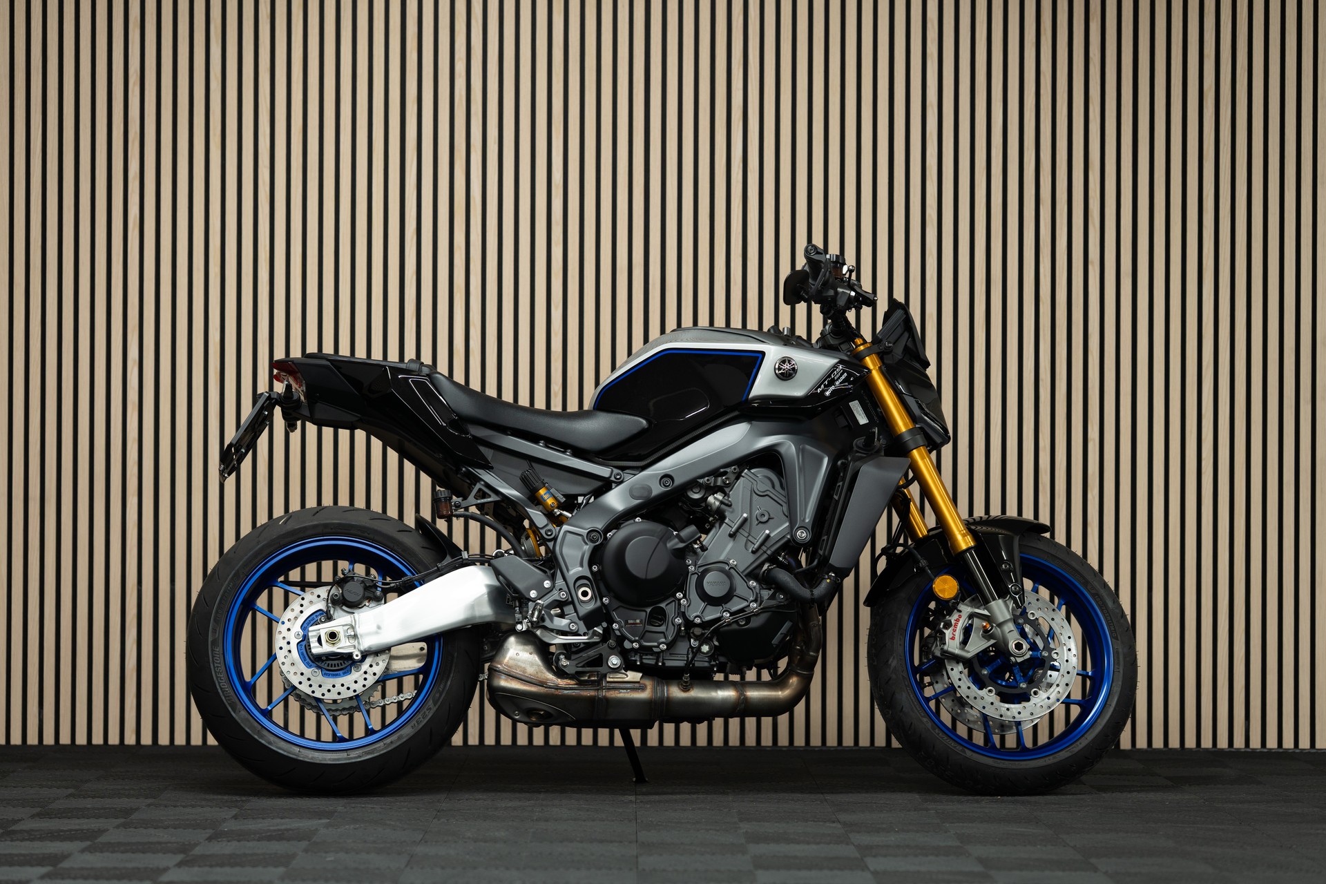 YAMAHA MT-09 SP mit Kurzheck, Lenkerendspiegeln, Windschild und CNC Brems- & Kupplungshebel