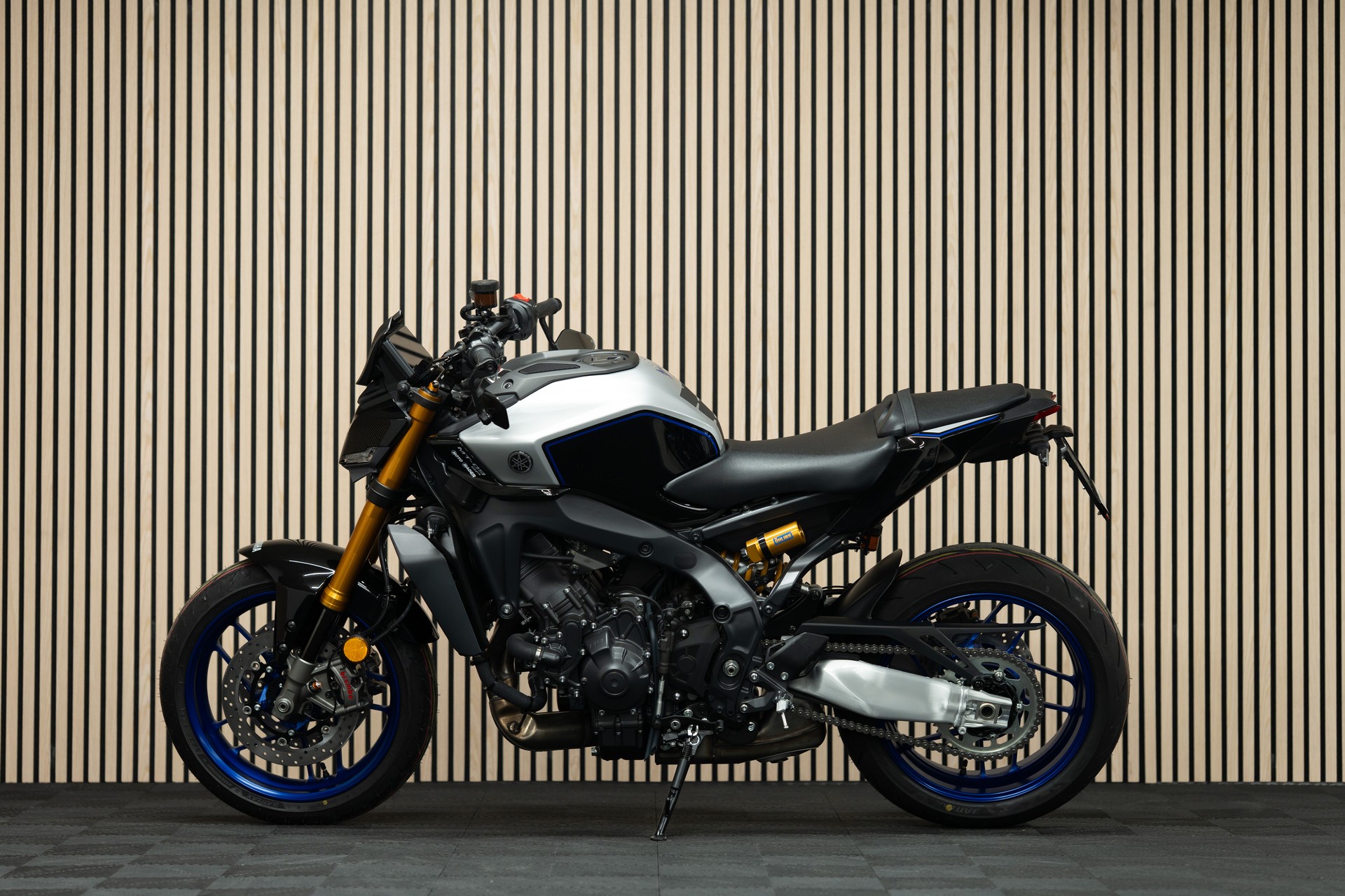 YAMAHA MT-09 SP mit Kurzheck, Lenkerendspiegeln, Windschild und CNC Brems- & Kupplungshebel-image-1