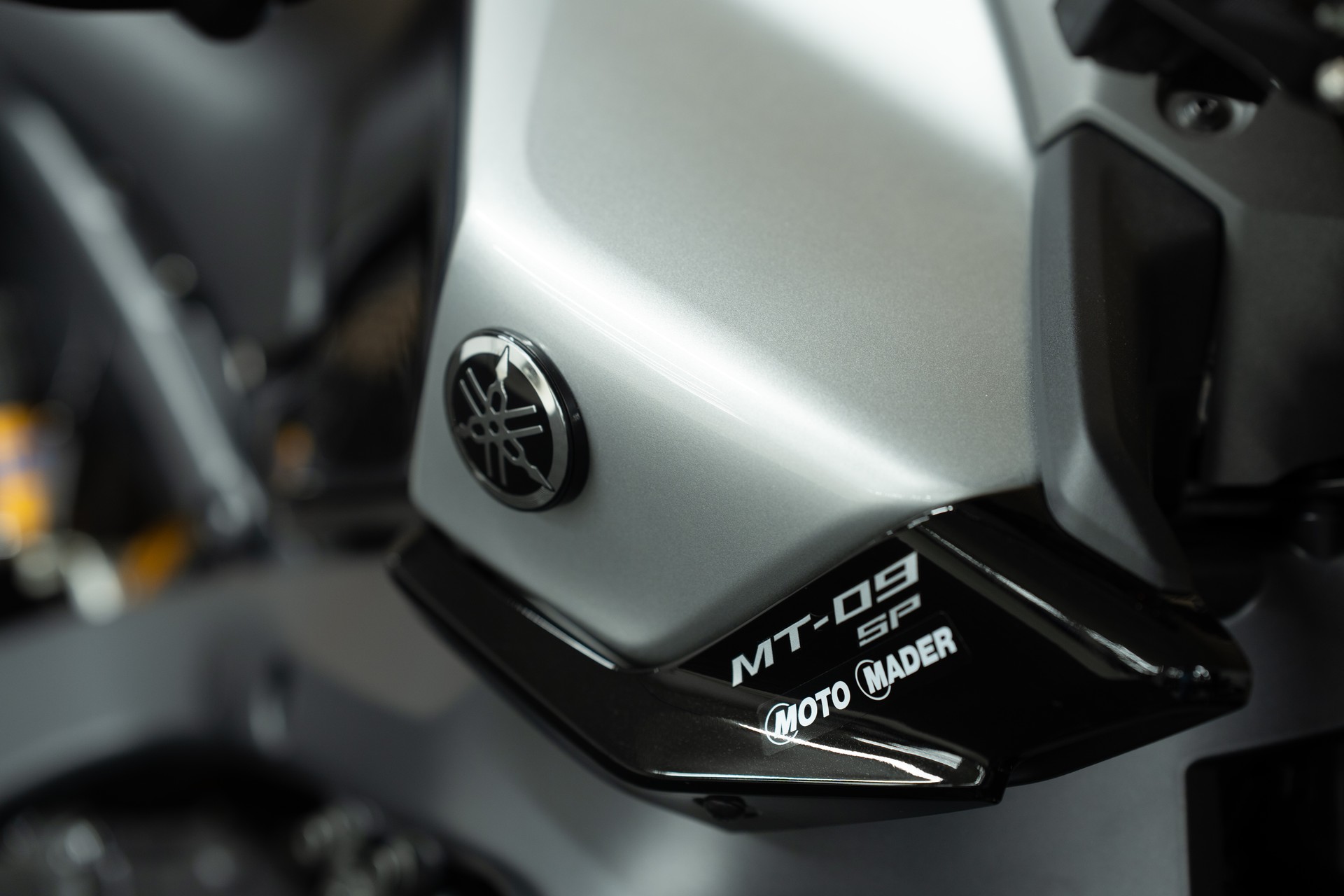 YAMAHA MT-09 SP mit Kurzheck, Lenkerendspiegeln, Windschild und CNC Brems- & Kupplungshebel-image-3