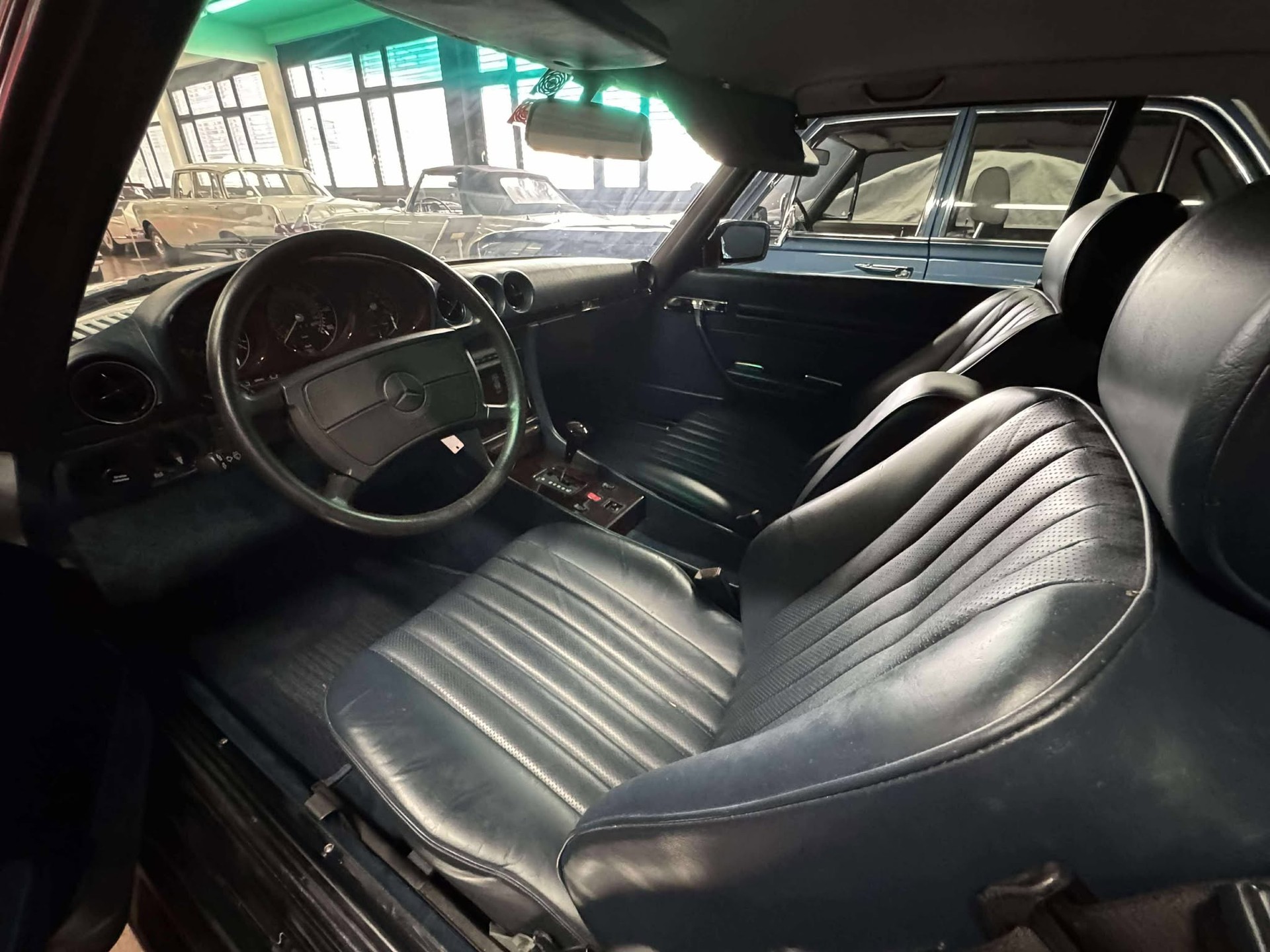 MERCEDES-BENZ R107-image-2