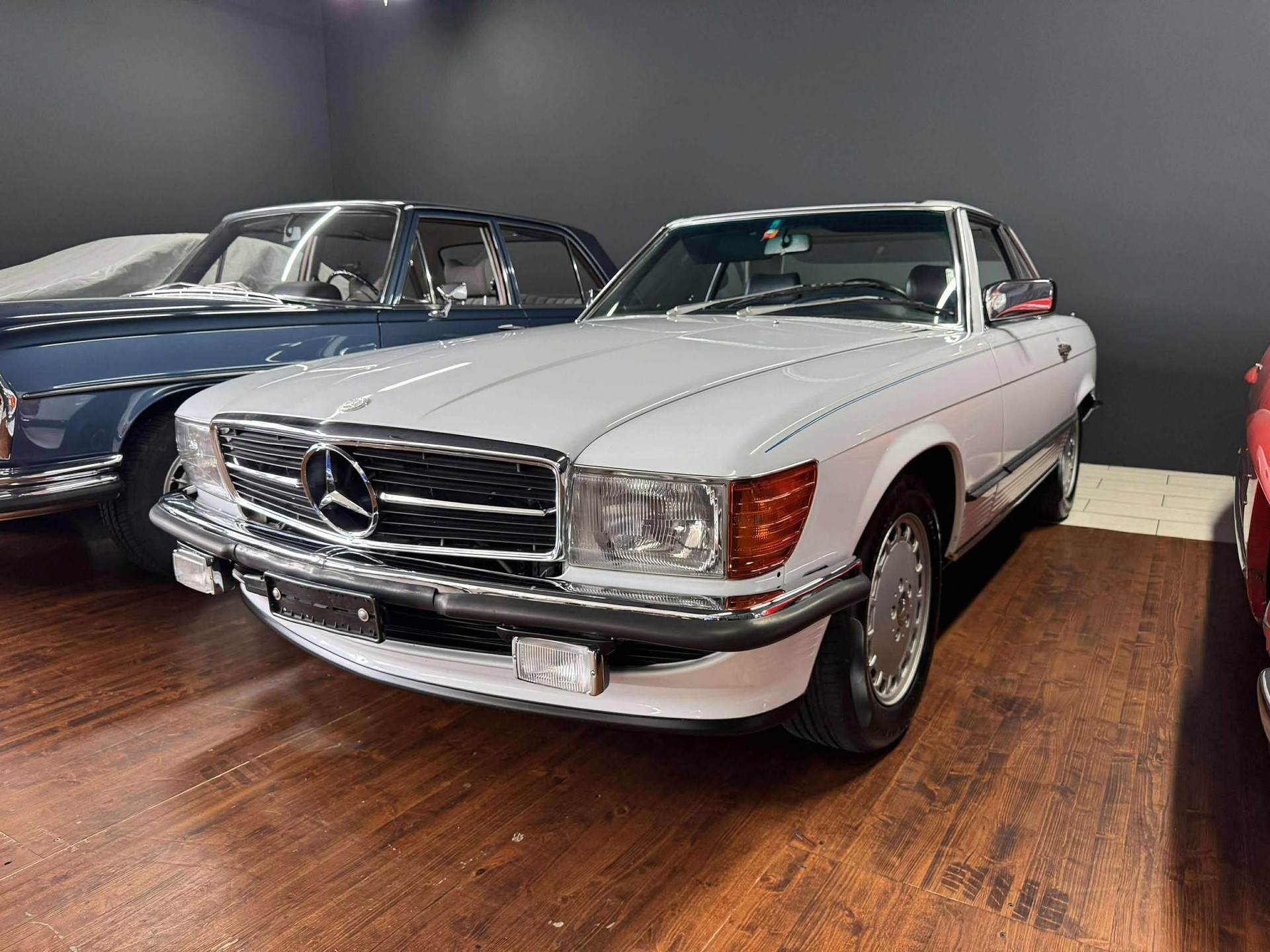 MERCEDES-BENZ R107-image-1