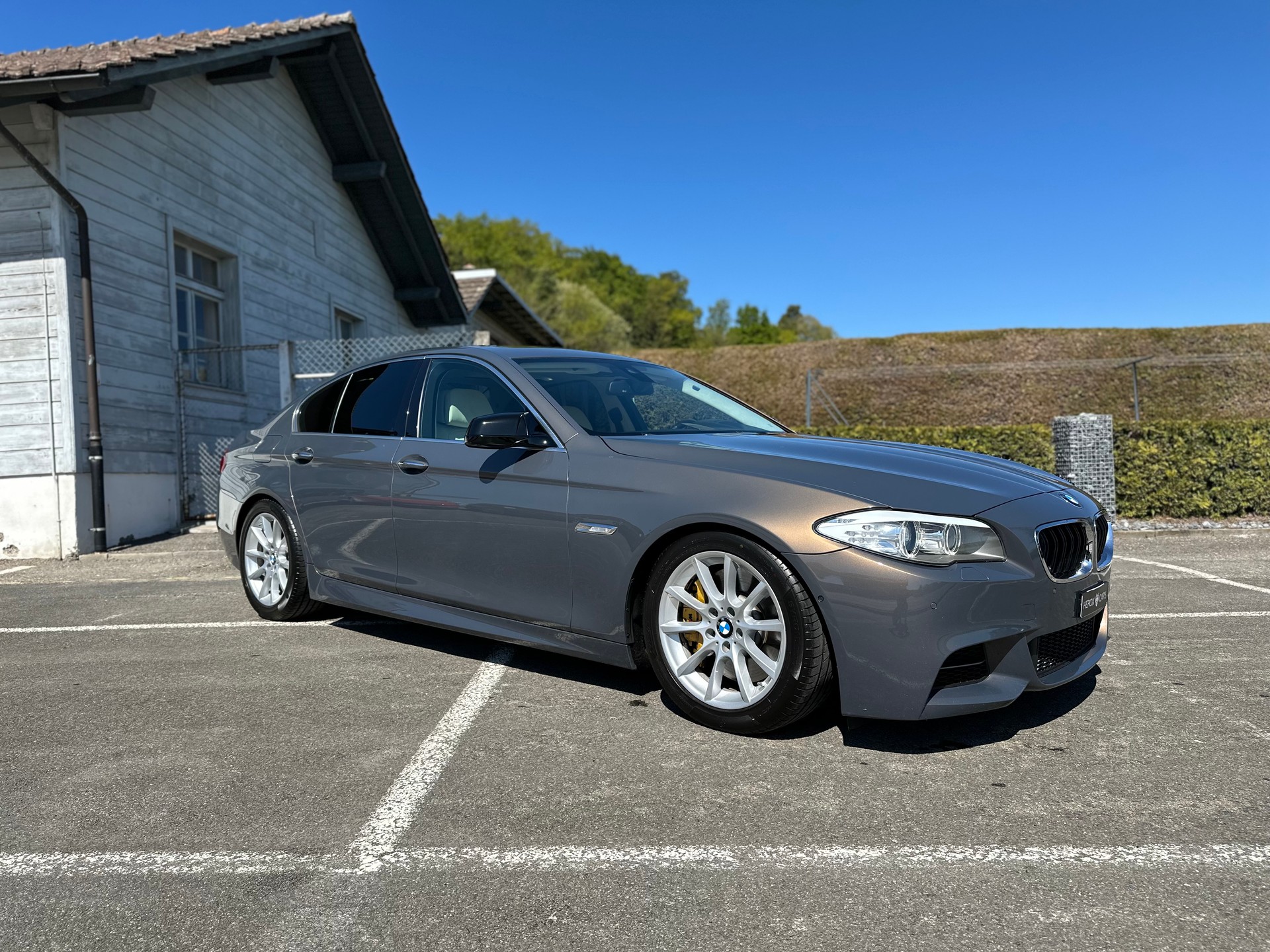 BMW M550d xDrive ** Individual Champagne / Frisch ab MFK & Service **-showroom-element-2