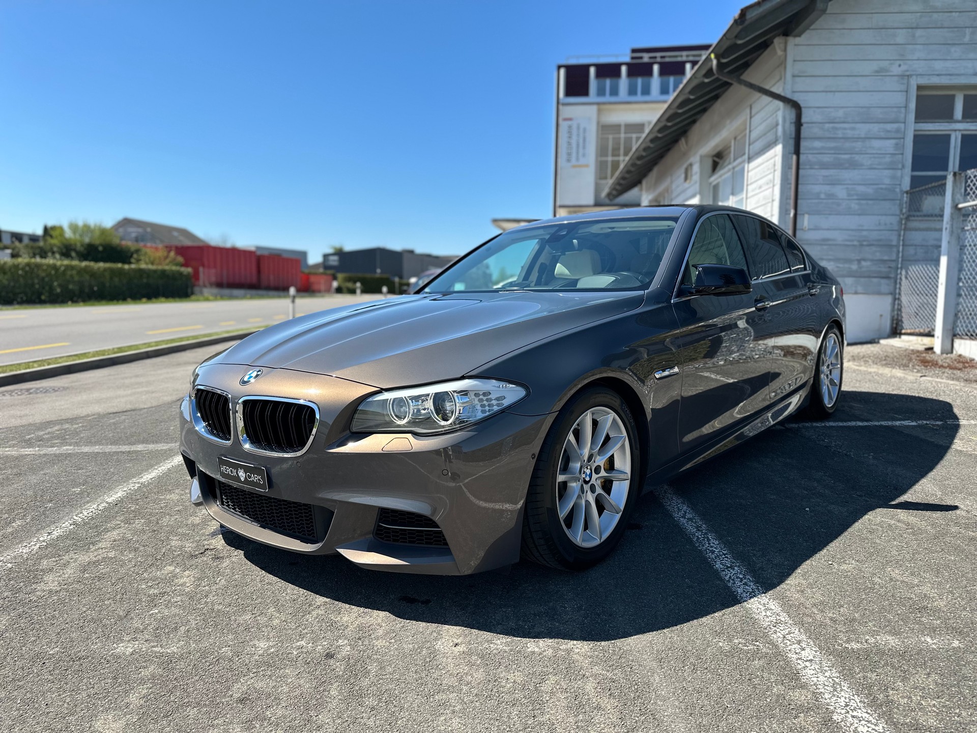BMW M550d xDrive ** Individual Champagne / Frisch ab MFK & Service **-showroom-element-3