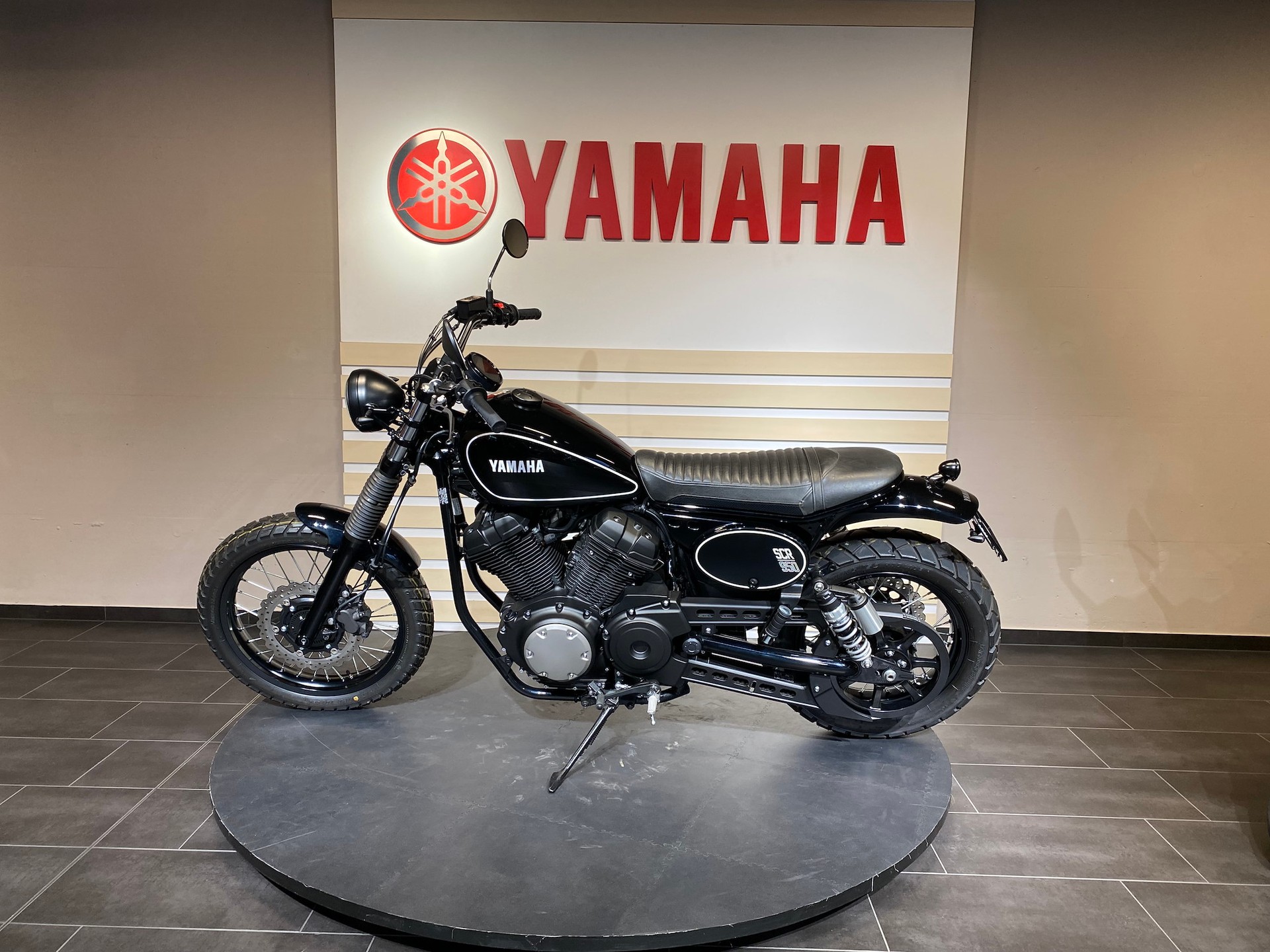 YAMAHA SCR 950 Classic-showroom-element-3