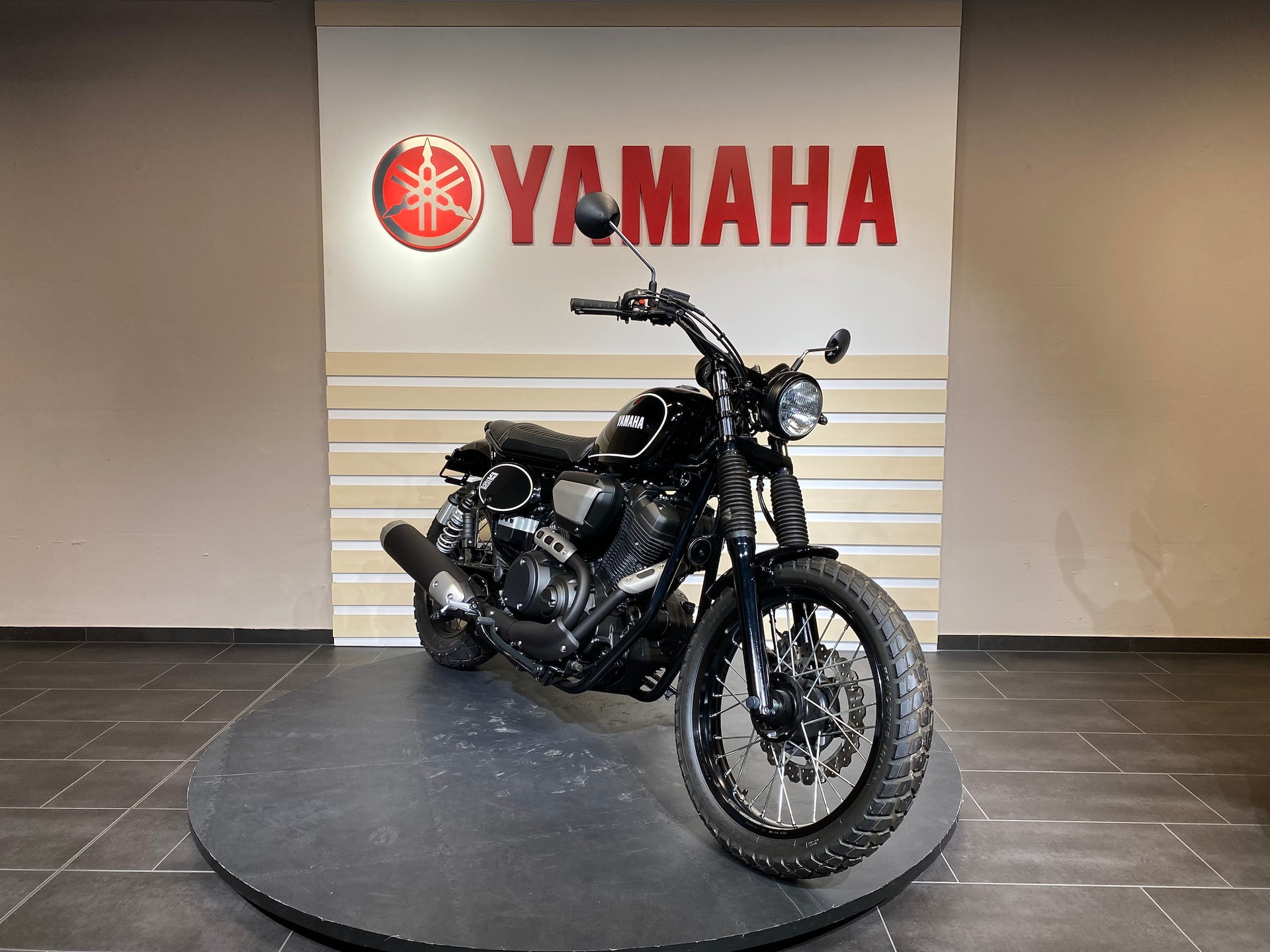 YAMAHA SCR 950 Classic-showroom-element-1