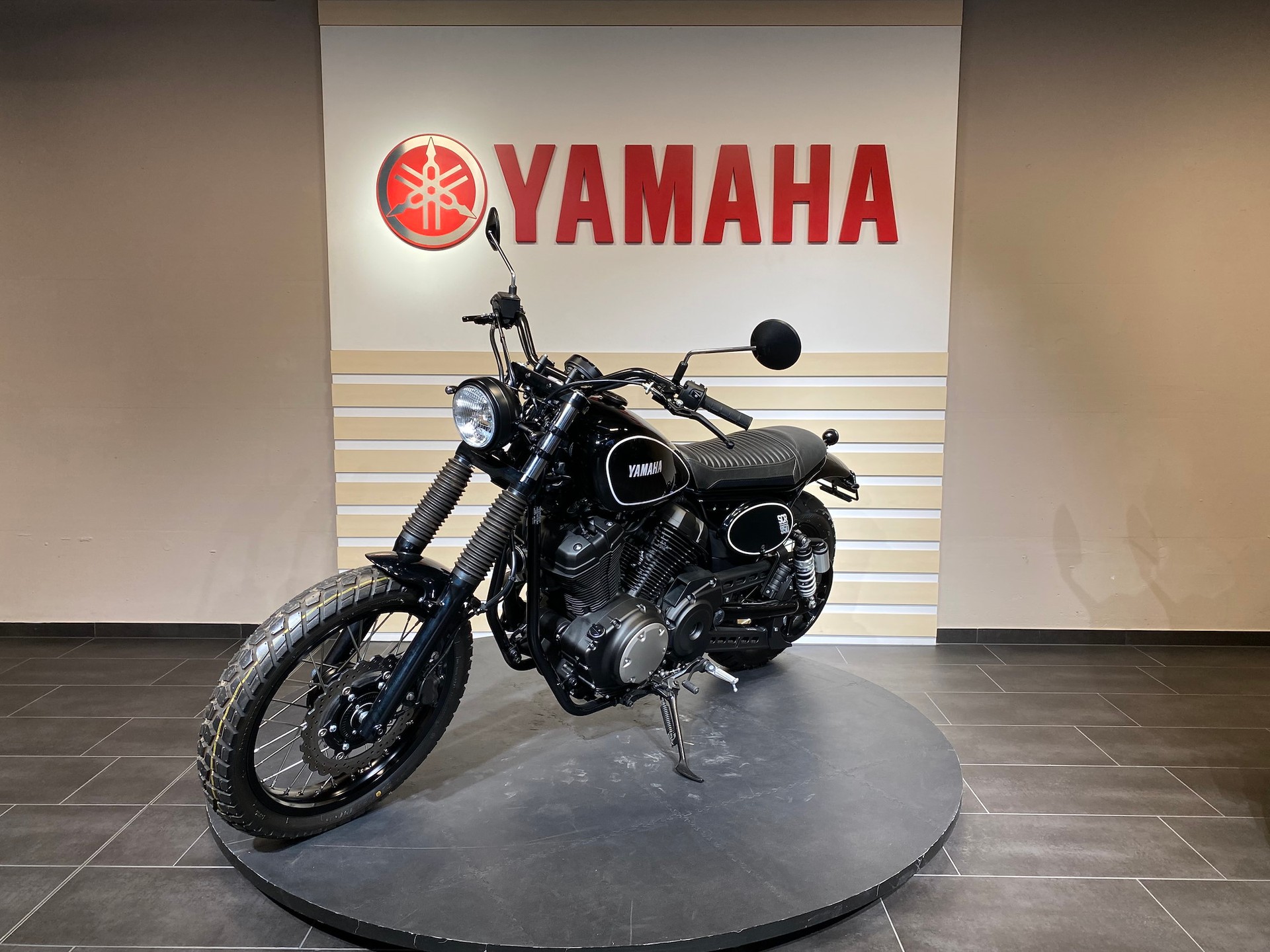 YAMAHA SCR 950 Classic-showroom-element-2
