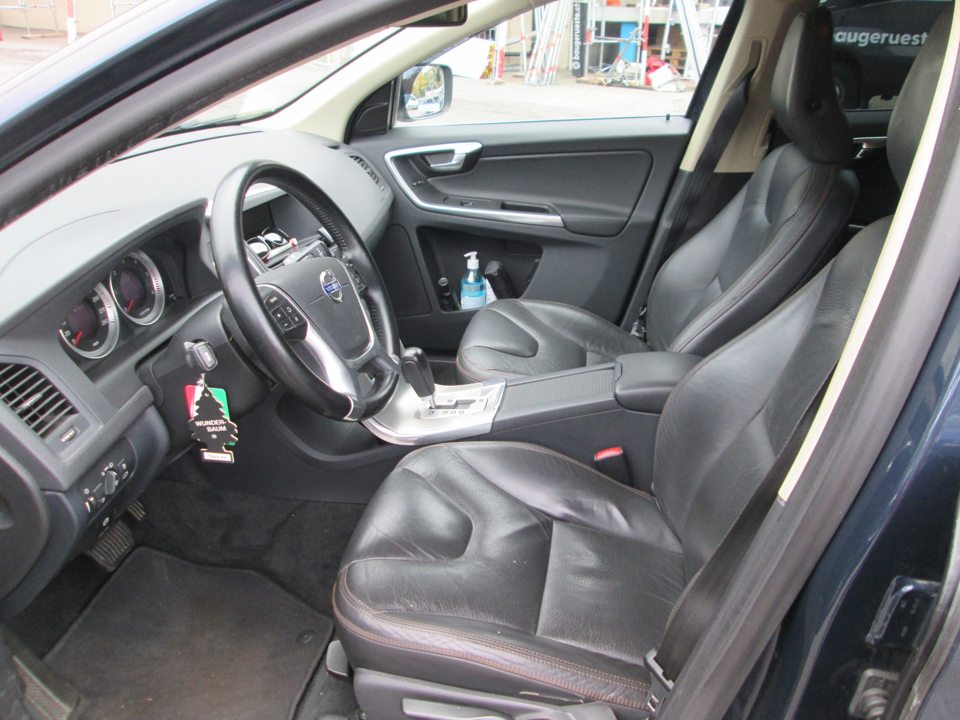 VOLVO XC60 D3 AWD Momentum Geartronic-image-6
