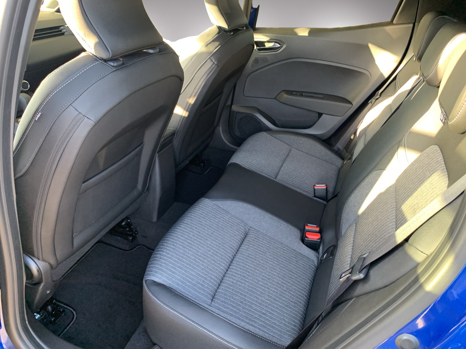 MITSUBISHI Colt 1.6 HEV Intense-image-6