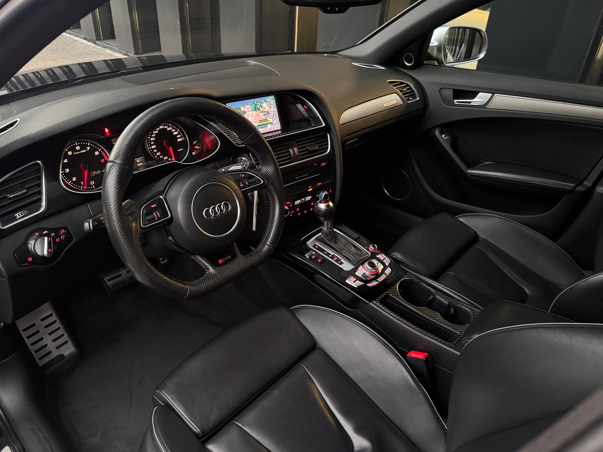 AUDI RS4 Avant 4.2 FSI V8 quattro S-tronic-image-12