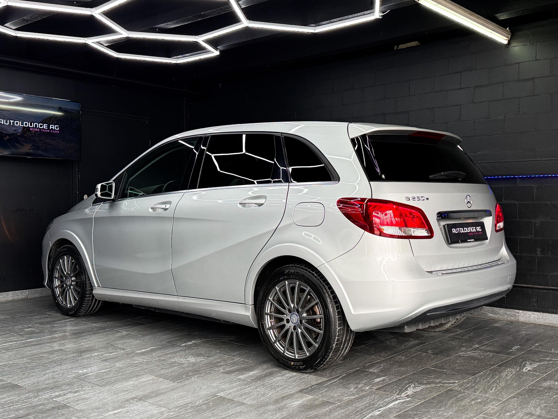 MERCEDES-BENZ B Electric Drive Urban-showroom-element-3
