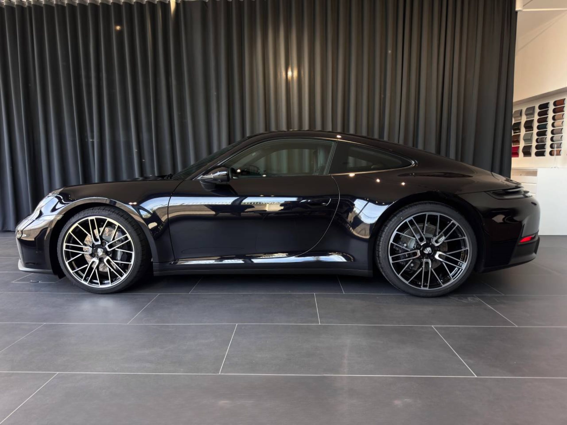 PORSCHE 911 Carrera-showroom-element-1