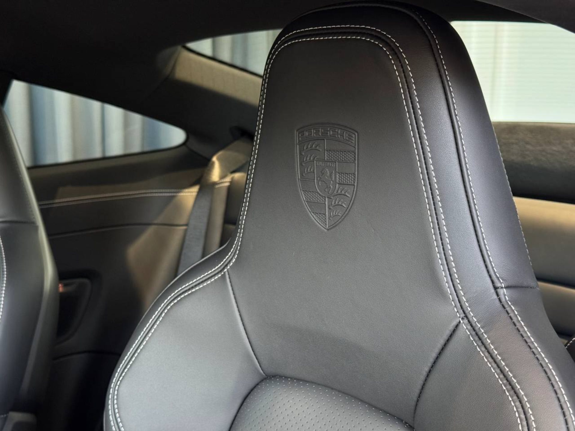 PORSCHE 911 Carrera-image-32