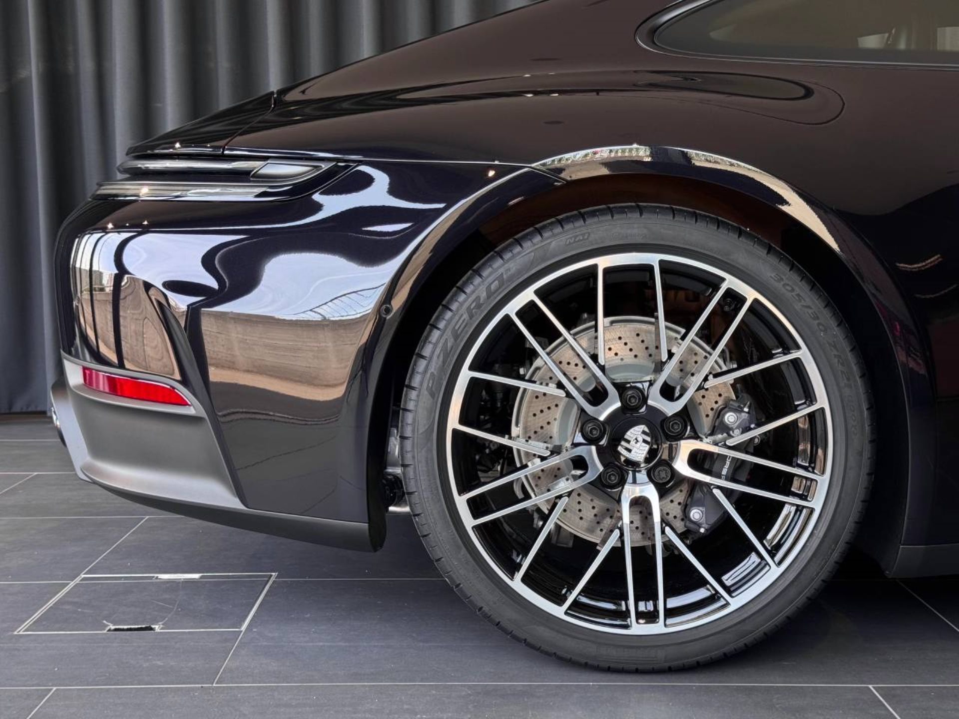 PORSCHE 911 Carrera-image-10