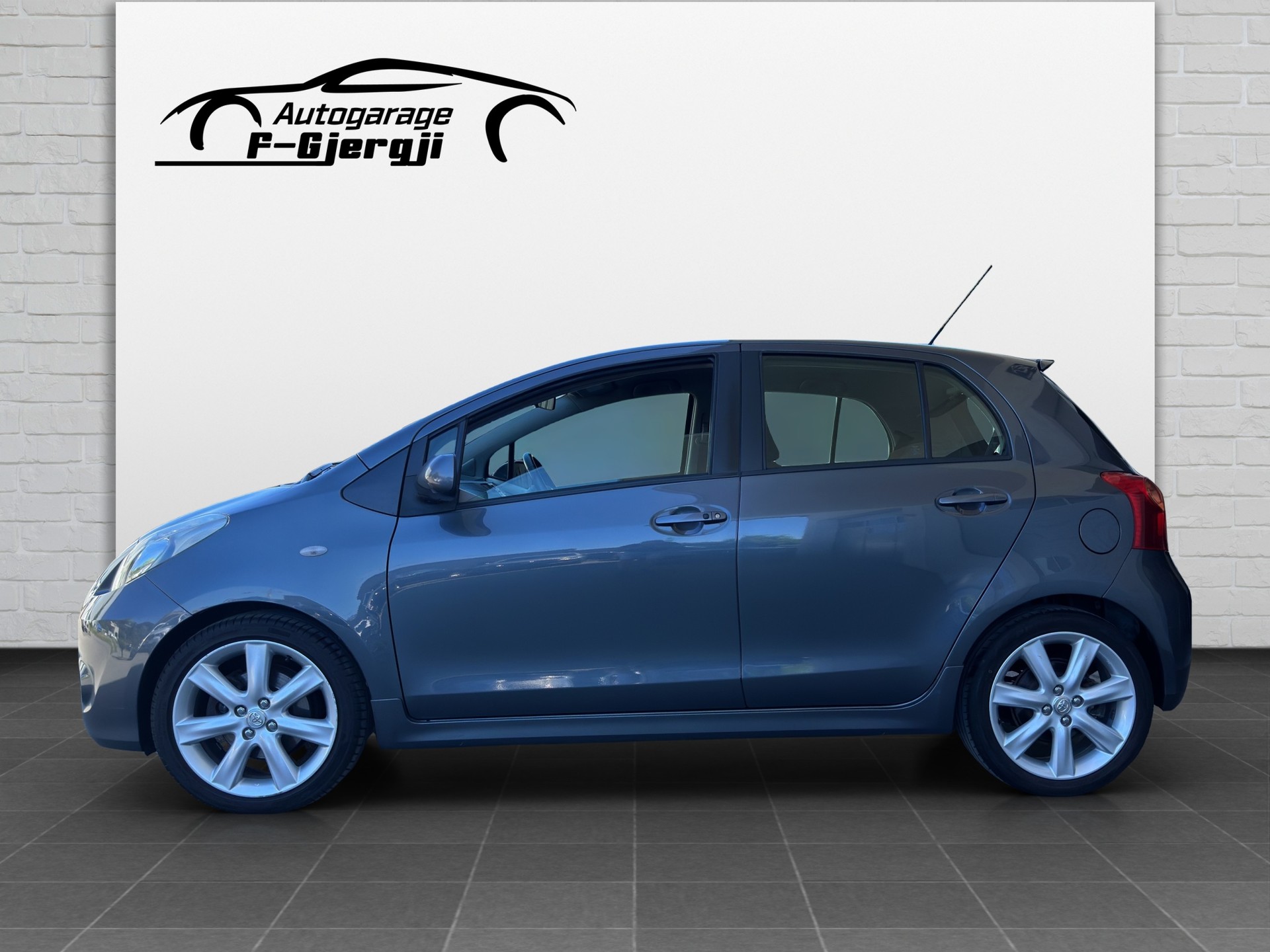 TOYOTA Yaris 1.8 TS-showroom-element-3