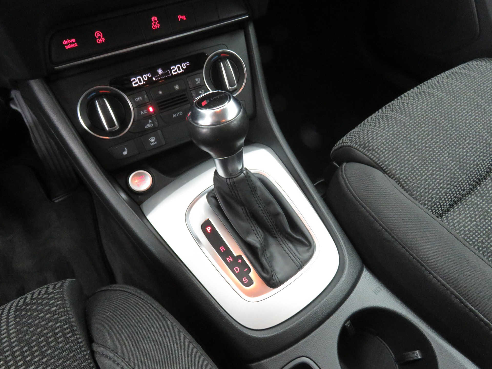 AUDI Q3 2.0 TFSI Sport Quattro S-tronic (Automat)-image-14