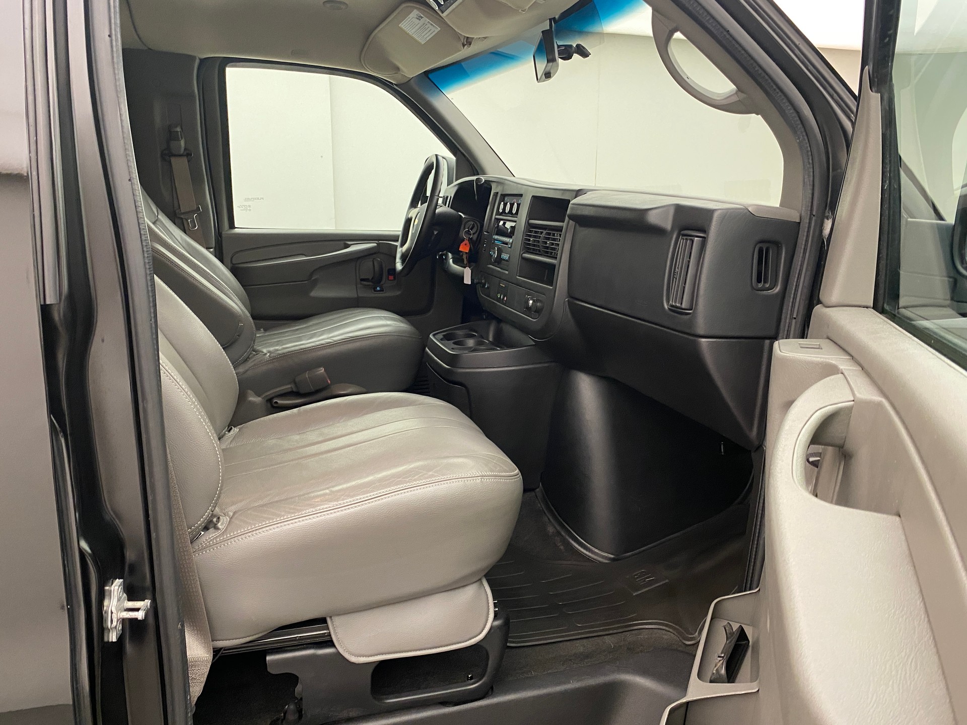 CHEVROLET Express 5.3 AWD-image-11