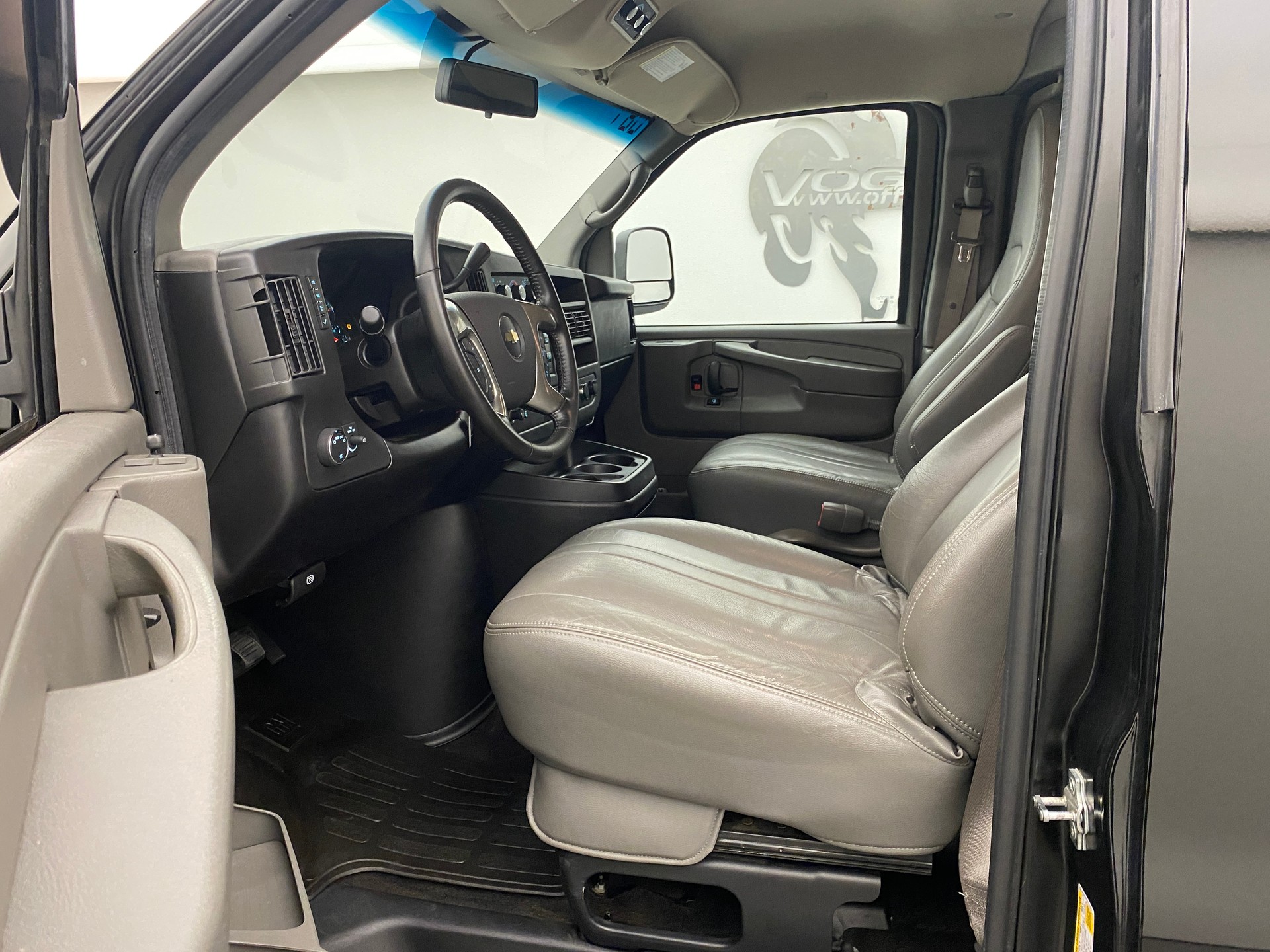 CHEVROLET Express 5.3 AWD-image-9