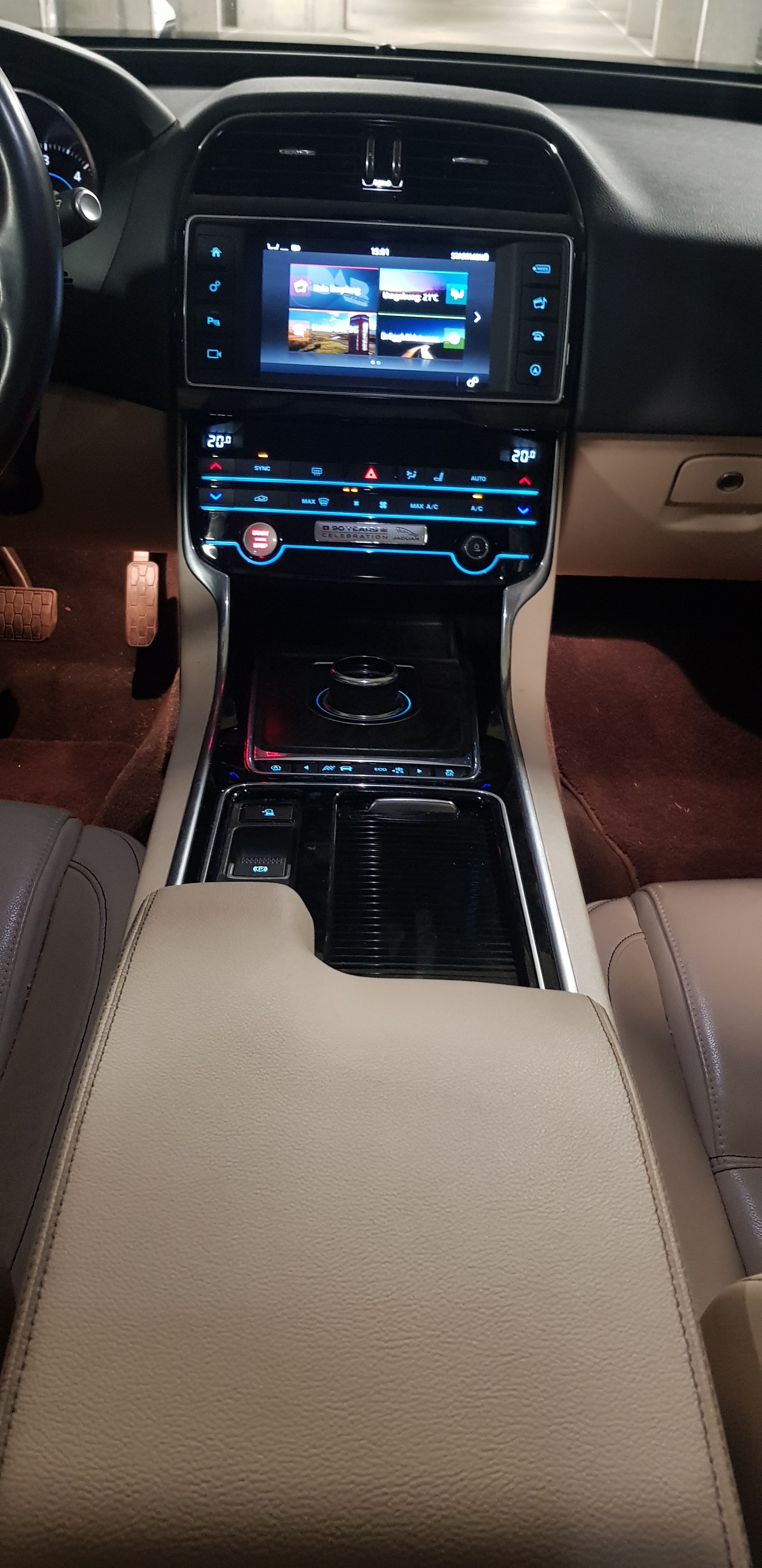 JAGUAR XE 25d Prestige AWD Automat-image-11