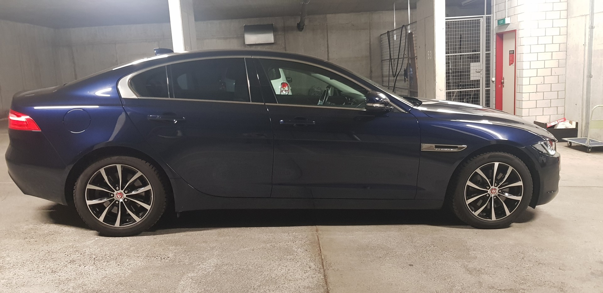 JAGUAR XE 25d Prestige AWD Automat-image-4