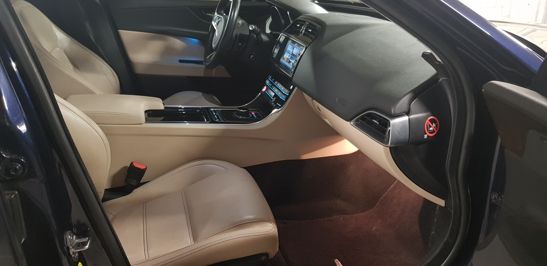 JAGUAR XE 25d Prestige AWD Automat-image-12