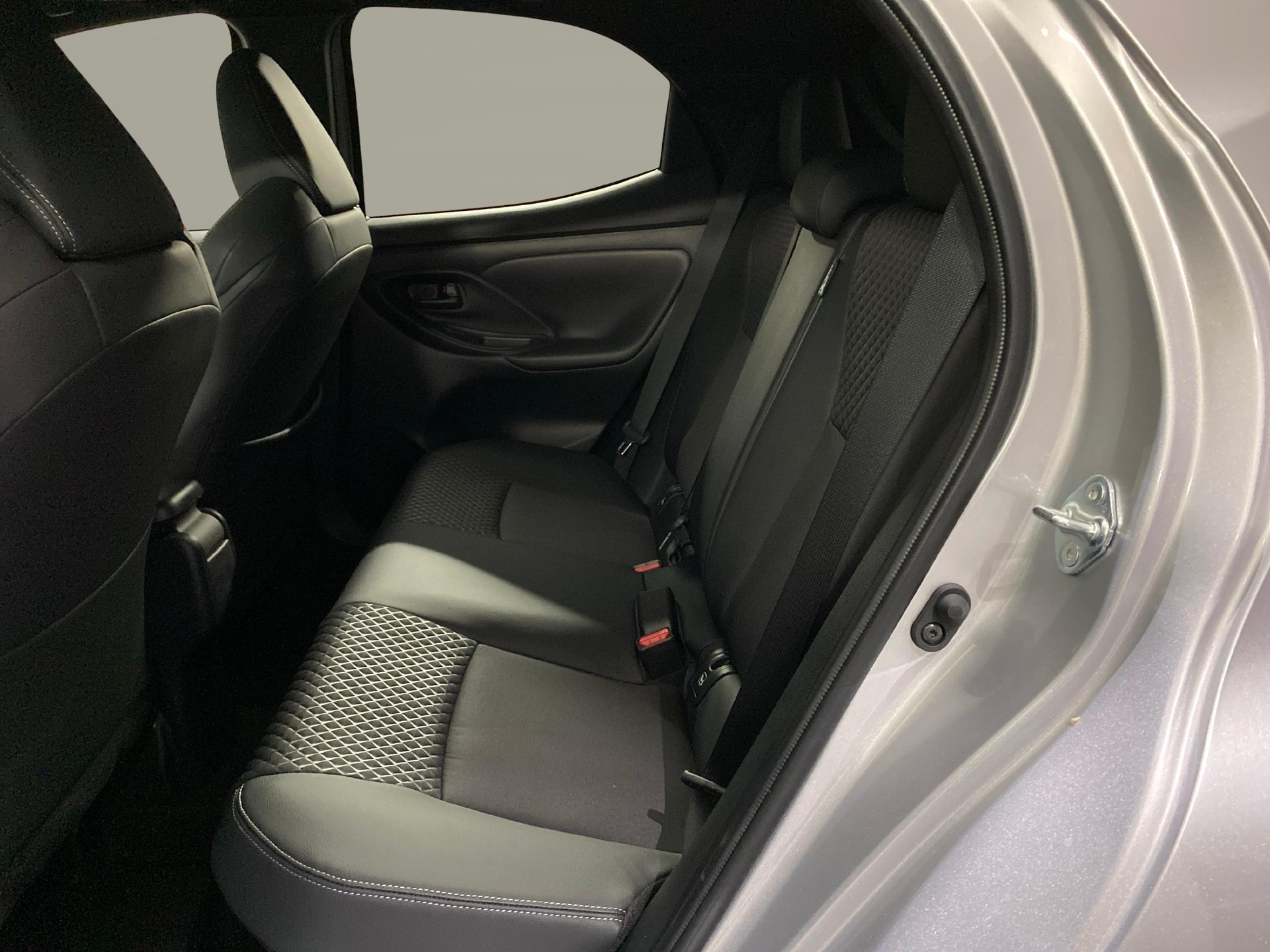 TOYOTA Yaris 1.5 VVT-i HSD Premium-image-11